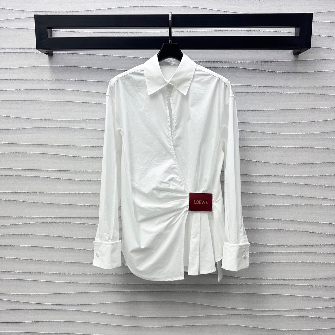 NO:326734,Loew*2025 new product is on the shelves of long-sleeved waist shirts, customized YB imported twill cotton material, soft and skin-friendly, comfortable and not easy to wrinkle. The pointed collar design is neat and exquisite. It is combined with the asymmetrical pleated details of the waist to add a sense of styling. The iconic letters and leather embellishments show the brand tone, create an elite and intelligent sense, and add a noble and luxurious atmosphere. Regular styles include body shapes, surface accessories and auxiliary materials development, long-sleeved shirt style cut, narrow waist outline curves, slim and versatile outfits, high version 2 colors,,loewe,shirts,alexander wang19860909Loew*2025新品上架掐腰长袖衬衫定制YB进口斜纹全棉材质 柔软亲肤 舒适不易皱 尖领设计利落精致 配合腰间不对称掐褶细节处理 增添造型层次感 标志性字母皮标点缀之上 彰显品牌调性 打造精英高智感 更添贵气奢华气息 常规版型包容身材 面辅料开发 长袖衬衫版型剪裁 收窄腰形勾勒曲线 穿搭显瘦百搭 高版本2色,,loewe,shirts,alexander wang,Women's clothing