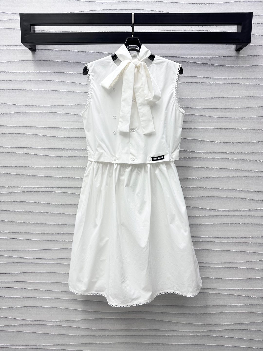 NO:326698,Miumi*2025 new product is on the shelves of lace-up strips and strips. Customized YB imported twill cotton material. Soft and comfortable, skin-friendly and breathable. The first choice material for summer outfits. The neckline is decorated with a removable lace-up adjustment design to add a sense of styling. The style is full of college style. The waist embellishes the iconic letter logo echoes the brand tone. The button is disassembled and two-piece treatment to create different outfits. The combination of vest skirts is also very good. The development of surface accessories. The style and tailoring of the sleeveless dress highlights the casual and lazy style. High-end version,,miumiu, skirts,alexander wang19860909Miumi*2025新品上架系带拆卸衬衣裙定制YB进口斜纹全棉材质 柔软舒适 亲肤透气性更好 夏日穿搭首选材质 领口饰以可拆卸系带调节设计 增添造型层次感 系上学院范儿十足 腰侧点缀标志性字母徽标呼应 彰显品牌调性 纽扣拆卸两件式处理 塑造不同穿搭效果 分开作背心半裙搭配也很赞 面辅料开发 无袖连衣裙版型剪裁 突显休闲慵懒风格  高版本,,miumiu,skirts,alexander wang,Women's clothing