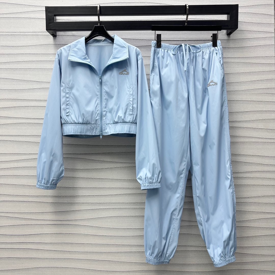 NO:326714,Alexanderwan*2025 new product launch jacket jacket trousers set custom YB imported recycled nylon material, crisp and stylish, double zipper tilt adjustment on the front edge of the chest, echoing the symmetrical pocket design, adding layered look, matching the cuffs of the clothes, highlighting the casual and fashionable feeling of workwear, the iconic logo on the chest embellishment and decoration, highlighting the brand tone, making the visual effect richer, surface accessories development, short jacket jackets are matched with the same series of trousers, the logo echoes the upper and lower, setting the trend positioning, the mesh lining is breathable and comfortable, the set of upper body is brilliant and fashionable, the best choice for daily casualness, high version 2 colors,, jackets & coats, jackets & coats, alexander wang19860909Alexanderwan*2025新品上架夹克外套长裤套装定制YB进口再生尼龙材质 挺括有型 胸前沿用用双拉链开襟调节 呼应对称口袋设计 增添造型层次感 配合衣摆袖口收窄处理 凸显工装休闲时尚感 胸前标志性徽标点缀装饰 彰显品牌调性 让视觉效果更显丰富 面辅料开发 短款夹克外套搭配同系列束脚长裤 徽标上下呼应 奠定潮流定位 网格内衬透气舒适 成套上身出彩时髦 日常休闲的不二之选   高版本2色,,jackets & coats,jackets & coats,alexander wang,Women's clothing