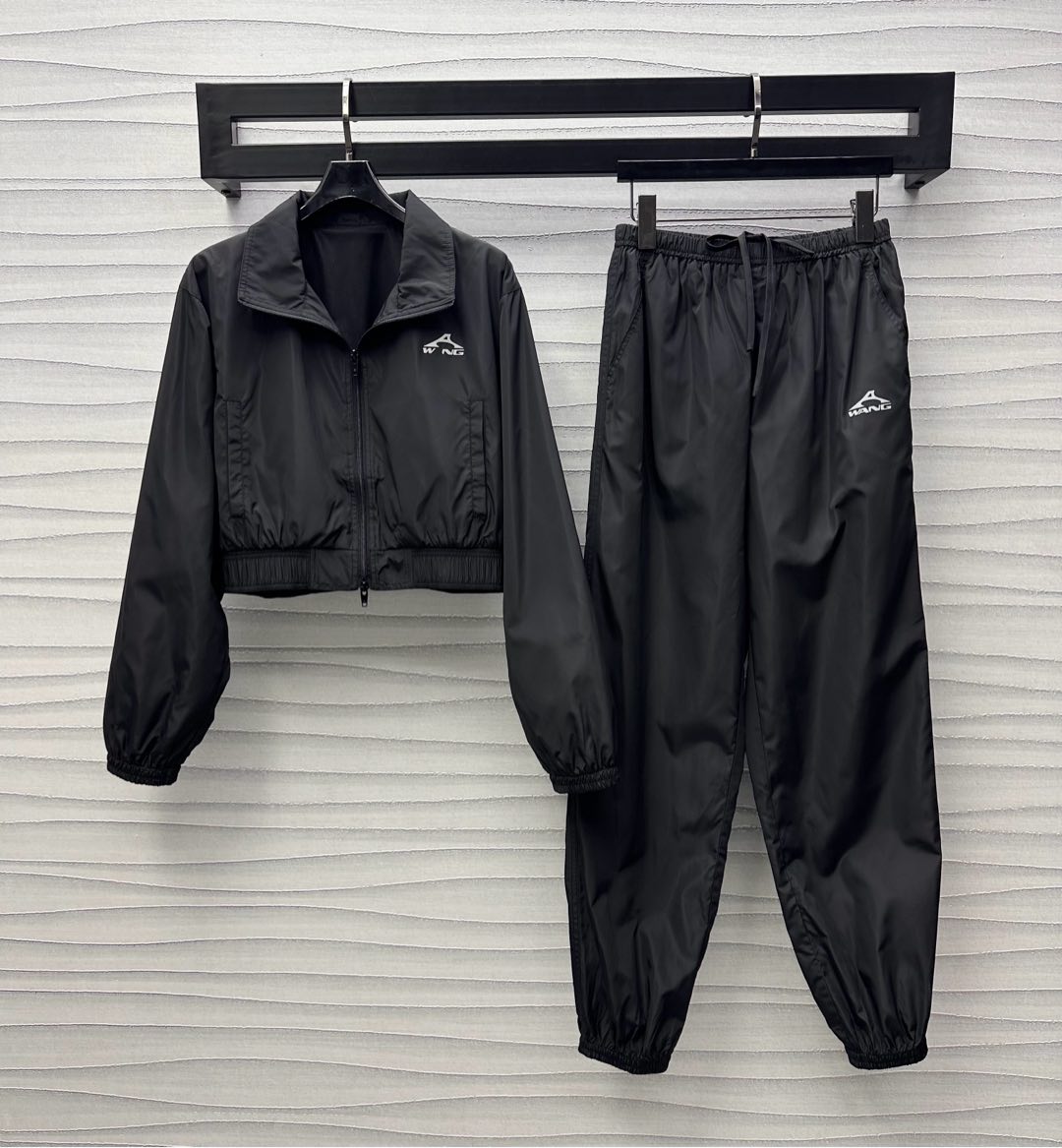 NO:326720,Alexanderwan*2025 new product launch jacket jacket trousers set custom YB imported recycled nylon material, crisp and stylish, double zipper tilt adjustment on the front edge of the chest, echoing the symmetrical pocket design, adding layered look, matching the cuffs of the clothes, highlighting the casual and fashionable feeling of workwear, the iconic logo on the chest embellishment and decoration, highlighting the brand tone, making the visual effect richer, surface accessories development, short jacket jackets are matched with the same series of trousers, the logo echoes the upper and lower, setting the trend positioning, the mesh lining is breathable and comfortable, the set of upper body is brilliant and fashionable, the best choice for daily casualness, high version 2 colors,, jackets & coats, jackets & coats, alexander wang19860909Alexanderwan*2025新品上架夹克外套长裤套装定制YB进口再生尼龙材质 挺括有型 胸前沿用用双拉链开襟调节 呼应对称口袋设计 增添造型层次感 配合衣摆袖口收窄处理 凸显工装休闲时尚感 胸前标志性徽标点缀装饰 彰显品牌调性 让视觉效果更显丰富 面辅料开发 短款夹克外套搭配同系列束脚长裤 徽标上下呼应 奠定潮流定位 网格内衬透气舒适 成套上身出彩时髦 日常休闲的不二之选   高版本2色,,jackets & coats,jackets & coats,alexander wang,Women's clothing