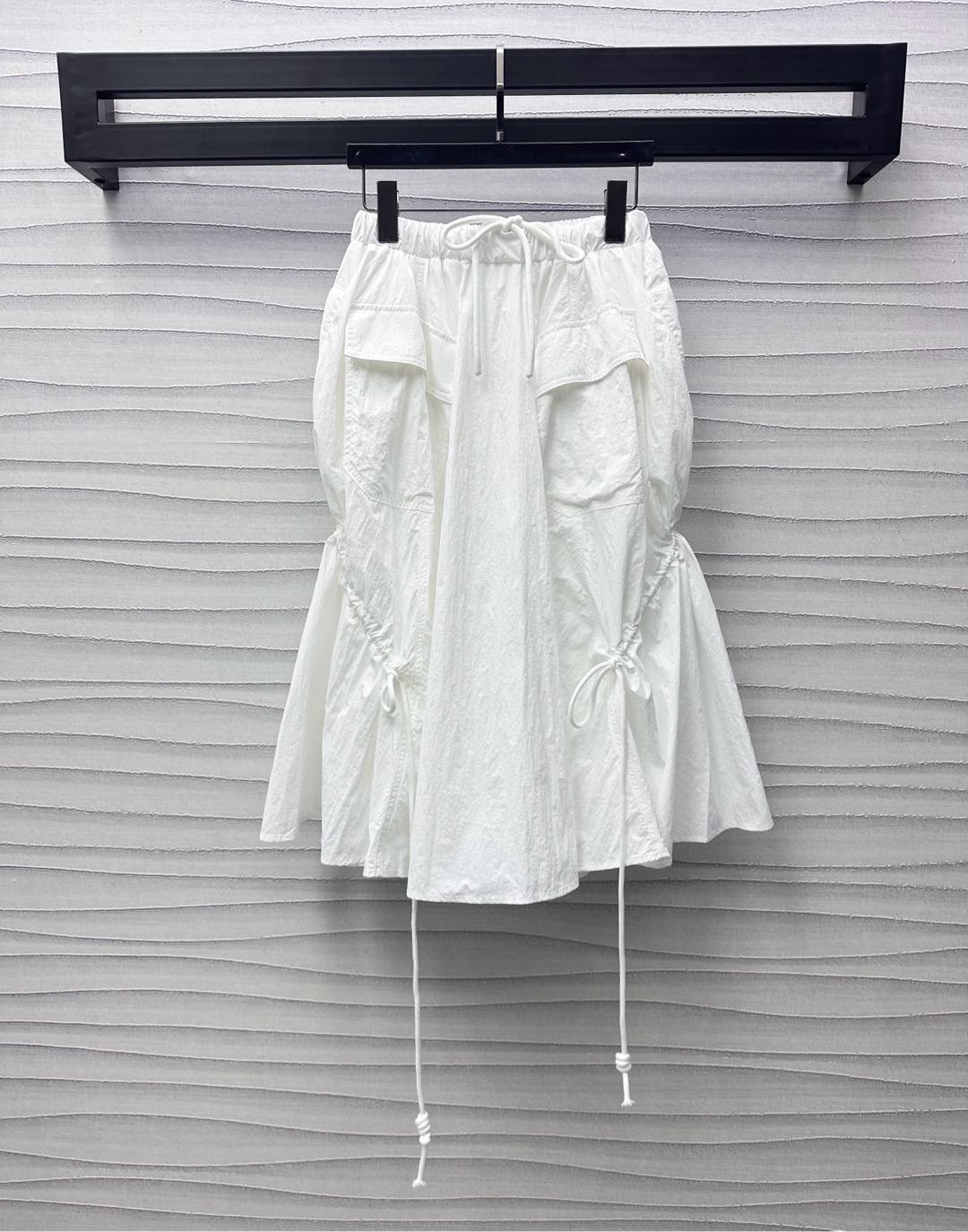 NO:317927,Prad*2025 new product launches drawstring elastic waist skirt custom YB imported pleated sunscreen nylon material, lightweight, comfortable and breathable, symmetrical flip pocket decoration, add layering to create a casual and relaxed outfit, adjust a variety of skirt hem shapes with drawstring elasticity, meet various needs for commuting and dates, the iconic triangle logo embellishment of the back waist, highlight the brand tone, surface auxiliary material development, umbrella skirt style cut, extremely tolerant to the figure, can be matched with the same series of hooded jackets, complete outfits make it more playful and age-reducing. High version,, prada, skirts, jackets & coats,hats,alexander wang19860909Prad*2025新品上架抽绳松紧腰半裙定制YB进口褶皱防晒尼龙材质 轻薄舒适透气 沿用对称翻盖口袋装饰 增添造型层次感 打造休闲松弛感穿搭 配合抽绳松紧调节出多种裙摆造型 满足通勤约会多种需求 后腰标志性三角徽标点缀 彰显品牌调性 面辅料开发 伞状半身裙版型剪裁 对身材包容度极高 可搭配同系列连帽外套 成套穿搭更显俏皮减龄 高版本,,prada,skirts,jackets & coats,hats,alexander wang,Women's clothing