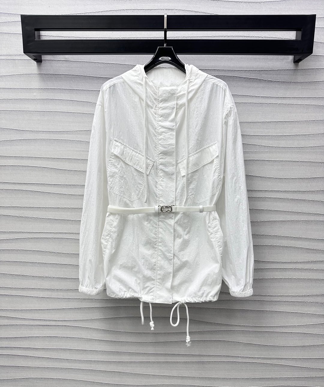 NO:317924,Prad*2025 new product is available on the shelves of belt hooded jacket custom YB imported pleated sunscreen nylon material, light, comfortable and breathable, symmetrical flip pocket decoration on the chest, add layering, create a casual and relaxing outfit, matched with invisible zipper lace adjustment design, details reflect the texture, meet various needs for commuting and dates, elastic and tight cuffs, belt integration and blessing, highlight the brand tone, stronger wrapping and more flexible, surface auxiliary materials development, hooded drawstring jacket style and tailoring, extremely tolerant to the figure, can be matched with skirts in the same series, complete outfits make it more playful and age-reducing. High-end version,,prada, skirts, jackets & coats, jackets & coats,hats,alexander wang19860909Prad*2025新品上架腰带连帽夹克外套定制YB进口褶皱防晒尼龙材质 轻薄舒适透气 胸前对称翻盖口袋装饰 增添造型层次感 打造休闲松弛感穿搭 配合隐形拉链衣襟调节设计 细节体现质感 满足通勤约会多种需求 袖口松紧收口 腰带融入加持 彰显品牌调性 包裹性更强更灵便 面辅料开发 连帽抽绳外套版型剪裁 对身材包容度极高 可搭配同系列半裙 成套穿搭更显俏皮减龄 高版本,,prada,skirts,jackets & coats,jackets & coats,hats,alexander wang,Women's clothing