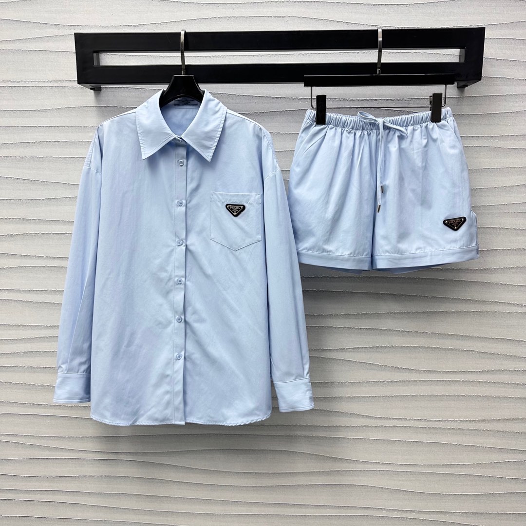 NO:317928,Prad*2025 new product lapel shirt shorts set customized YB imported twill cotton material breathable and comfortable skin, surface auxiliary materials development Lapel shirt style decorated with single-sided pockets on the chest, iconic triangle embellishment, highlighting the brand tone, wide-edged cuffs to create a dignified and generous feeling, smooth cut, modify body lines, fashionable and practical styles, matched with the same series of elastic waist drawstring shorts, logo echoes the upper and lower legs, double-sided button adjustment slit design to add layering, short-skinned top-panes to create a good proportion, daily commuting upper body is absolutely high-end temperament girl, high-end version 2 colors,,prada, shorts,shirts,alexander wang19860909Prad*2025新品上架翻领衬衫短裤套装定制YB进口斜纹全棉材质 透气养肤舒适 面辅料开发 翻领衬衣版型 饰以胸前单侧口袋装饰 标志性三角标点缀之上 彰显品牌调性 袖口宽边束紧打造端庄大方感 剪裁垂顺利落 修饰身材线条 时尚与实用兼备的四季百搭款式 搭配同系列松紧腰抽绳短裤 徽标上下呼应 裤腿双侧纽扣调节开衩设计 增添造型层次感 上松下短穿出好比例 日常通勤上身妥妥高阶气质女郎 高版本2色,,prada,shorts,shirts,alexander wang,Women's clothing