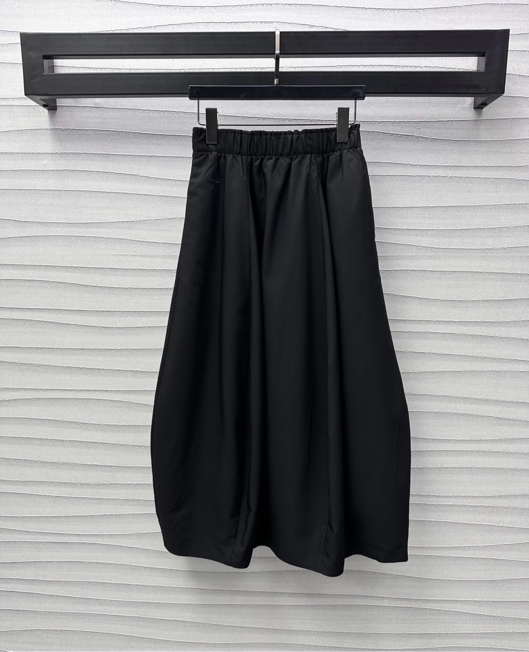 NO:317932,Dio*2025 new product is available on the shelves of elastic waist pleated skirts. Customized YB imported cotton material. Skin-friendly and breathable. Hem wrinkles are spread out. Adding a sense of styling. Create a perfect waist-hip ratio. The skirt hem is more charming. The elastic wide edges fit the waist and abdomen outline the curve. It is more convenient to put on and take off. The embroidered CD bee logo on the sides of the waist and hips show the brand tone. The development of facial accessories. High waist long skirt style and tailoring. You can control it on daily commuting and vacation. Must-have versatile items in the wardrobe. High version 2 colors, dior, skirts, alexander wang19860909Dio*2025新品上架松紧腰褶皱半裙定制YB进口人棉材质 亲肤透气 下摆皱褶散开设计 增添造型层次感 塑造完美腰臀比 行动间更显裙摆风情迷人 松紧宽边贴合腰腹勾勒曲线 穿脱更加方便 腰胯侧点缀刺绣CD蜜蜂徽标 彰显品牌调性 面辅料开发 高腰长半身裙版型剪裁 日常通勤度假都可驾驭 衣橱必备百搭单品  高版本2色,,dior,skirts,alexander wang,Women's clothing