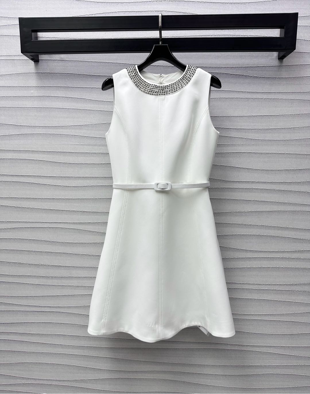 NO:317930,Dio*2025 new product is on the shelves of Heavy Industry Beaded belt vest skirt custom YB imported suit material, the fabric is flat and smooth, the neckline is decorated to surround the entire circle of Heavy Industry Beaded design, highlighting the brand tone, the umbrella skirt hem is adjusted and optimized curve proportion, adding layered shape, surface auxiliary material development, round neck vest skirt style cut, whole body cut three-dimensional fit with the human body, high-end and elegant, daily commuter banquet adaptation, high-end version, 2 colors, dior, skirts, business suit, alexander wang19860909Dio*2025新品上架重工钉珠腰带背心裙定制YB进口西装材质 面料平整垂顺 领口饰以环绕整圈重工钉珠设计 彰显品牌调性 伞状裙摆配合腰带调节优化曲线比例 增添造型层次感 面辅料开发 圆领背心裙版型剪裁 通体裁剪立体贴合人体 上身高级优雅 日常通勤宴会适配穿搭  高版本 2色,,dior,skirts,business suit,alexander wang,Women's clothing