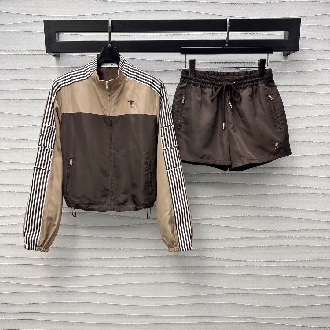 NO:317936,Dio*2025 new product launch short jacket shorts set customized YB imported recycled nylon material, crisp, comfortable and stylish, surface and auxiliary materials development, tool short jacket jacket drawstring elastic shorts casual set, chest edge adjustment with open zipper, matching contrasting color splicing design, add layered styling, letter printing elements cleverly integrated on the outside of the rotator sleeve, low-key personality charm, highlight the casual and fashionable sense of work clothes, chest embroidery CD bee logo embellishment, highlight the brand tone, rich visual effects, work clothes, same series of tool shorts, brand logo and zipper pocket echo up and down, set of upper body, daily casual outfits are fashionable and fashionable, high version 2 colors,,dior, shorts, jackets & coats, jackets & coats, alexander wang19860909Dio*2025新品上架短款夹克短裤套装定制YB进口再生尼龙材质 挺括舒适有型 面辅料开发 工装短款夹克外套抽绳松紧短裤休闲套装 胸前沿用开襟拉链调节 配合撞色拼接设计 增添造型层次感 肩袖外侧巧妙融入的字母印花元素 低调个性魅力 突显工装休闲时尚感 胸前刺绣CD蜜蜂徽标点缀 彰显品牌调性 丰富视觉效果 同系列工装短裤 品牌标和拉链口袋上下呼应 成套上身 日常休闲穿搭时髦洋气  高版本2色,,dior,shorts,jackets & coats,jackets & coats,alexander wang,Women's clothing