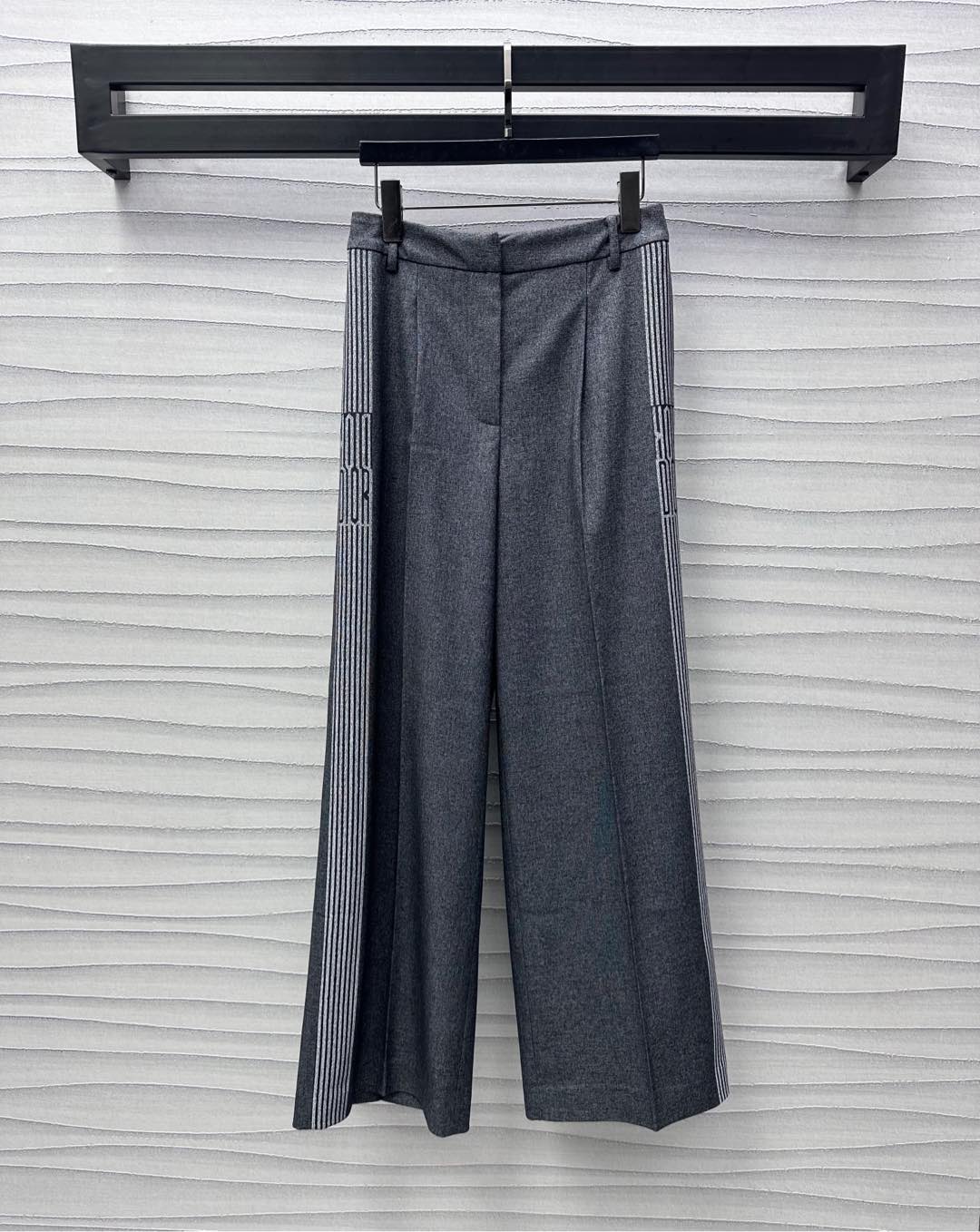 NO:317942,Dio*2025 new product is available on the shelves of high-waist straight trousers customized YB imported cotton material, glossy and high-rise, high-waist buckle symmetrical pocket design, add layering, loose fitting to body, create a sense of atmospheric lines, cleverly incorporates iconic letter webbing on the outside, highlighting the brand tone, surface auxiliary material development, high-waist straight trousers tailored, can be matched with the same series of suit jackets, details echo up and down, complete sets of dressing are noble and elegant, daily commuting and attending important occasions, show luxurious taste, high-version, dior, jackets & coats, business suit, alexander wang19860909Dio*2025新品上架高腰直筒长裤定制YB进口人棉材质 光泽垂顺高级 高腰系扣对称插兜口袋设计 增添造型层次感 宽松版型包容身材 打造大气线条感 外侧巧妙融入标志性字母织带 彰显品牌调性 面辅料开发 高腰直筒长裤剪裁 可搭配同系列西装外套 细节上下呼应 成套穿搭高贵优雅 日常通勤出席重要场合 展现奢华品味 高版本,,dior,jackets & coats,business suit,alexander wang,Women's clothing