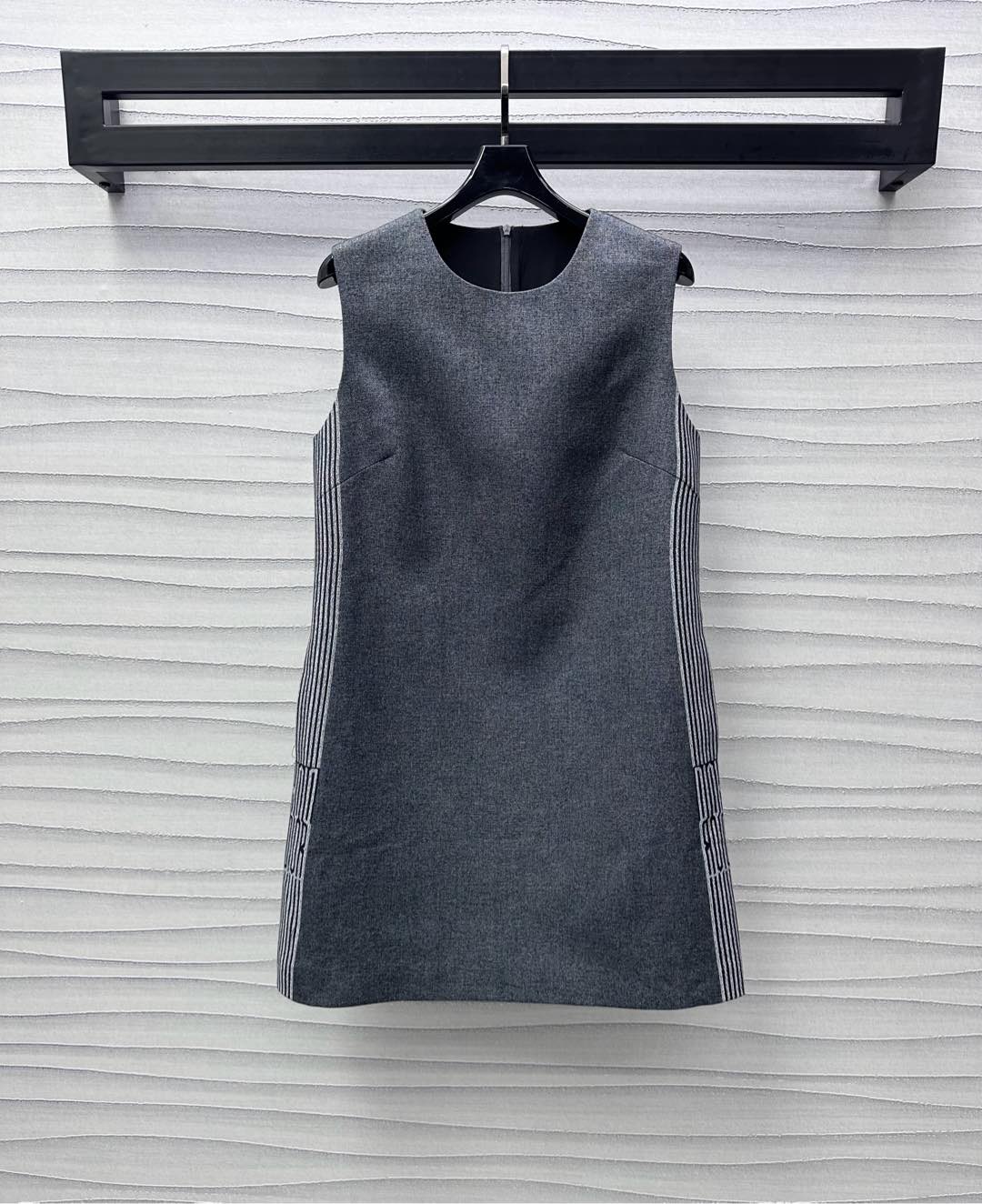 NO:317938,Dio*2025 new product is available on the shelves of round neck vest skirts, custom YB imported cotton material, glossy and high-end, full-wrap design of the whole body socket, adding layered look, more convenient to putting on and off, micro-A cutting greatly improves the tolerance of the body, effectively exposing the skin of the round neck, improving the shoulder and neck lines, creating a sense of atmospheric lines, cleverly incorporates iconic letter webbing on the inner side of the waist, highlighting the brand tone, surface auxiliary materials development, straight vest skirt style cut, noble and elegant outfit, daily commuting and attending important occasions, show luxury taste, high version, dior, skirts, alexander wang19860909Dio*2025新品上架圆领背心裙定制YB进口人棉材质 光泽垂顺高级 通体套头全包裹设计 增添造型层次感 穿脱更方便 微A裁剪对身材包容度大幅提高 圆领有效露肤 改善肩颈线条 打造大气线条感 腰间内侧巧妙融入标志性字母织带 彰显品牌调性 面辅料开发 直筒背心裙版型剪裁 穿搭高贵优雅 日常通勤出席重要场合 展现奢华品味 高版本,,dior,skirts,alexander wang,Women's clothing