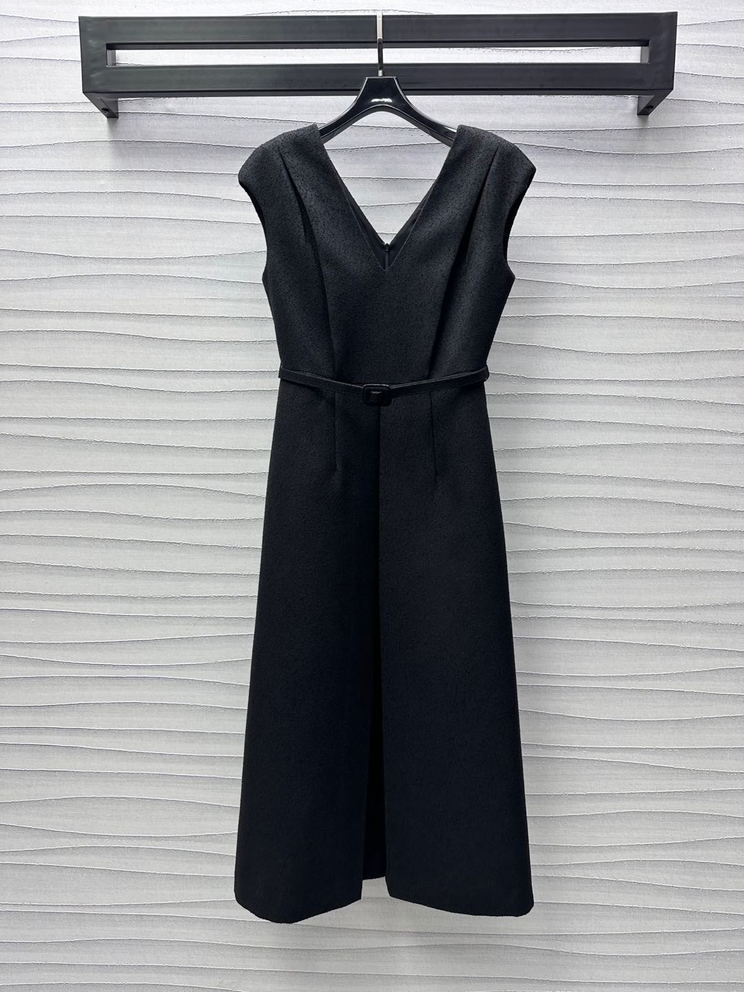 NO:317944,Dio*2025 new product is on the shelves of belt vest dress, custom YB imported cotton material, gloss, sleek and stylish, grainy texture, overlapping front closure to present a V-neck effect, adding layered look, better modifying the shoulder and neck lines, and making the waist look thinner curves show the brand tone, fine pleated skirt treatment, more free and easy style, surface auxiliary materials development, vest dress style cut, elegant upper body feels full of gold, high version, dior, skirts, alexander wang19860909Dio*2025新品上架腰带背心连衣裙定制YB进口人棉材质 光泽垂顺有型 通体颗粒感肌理 前襟交叠呈现V领效果 增添造型层次感 更好修饰肩颈线条更显纤细 腰间搭配细边皮带勾勒曲线 彰显品牌调性 精细压褶裙摆处理 更显风格自由洒脱 面辅料开发 背心连衣长裙版型剪裁 上身优雅千金感十足  高版本,,dior,skirts,alexander wang,Women's clothing