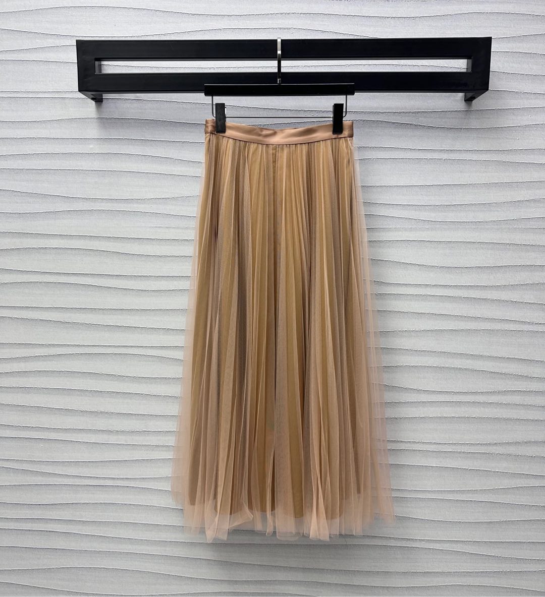 NO:317931,Dio*2025 new product is available on the shelves of high waist double-layer yarn skirts. Customized YB imported mesh material is elegant and charming. Skin-friendly and breathable. The outer layer of transparent yarn covers. A slightly shorter inner lining of the same color. Different fabrics collide with each other to add a sense of styling. The skirt hem is more charming in action. The elastic elastic webbing at the waist outlines the curve. The proportion of the body is more convenient to put on and take off. It highlights the brand tone. The development of surface accessories. The double-layer long yarn skirt style and tailoring can be used for commuting and vacation. Must-have versatile items in the wardrobe. High-version 2 colors, dior, skirts, alexander wang19860909Dio*2025新品上架高腰双层纱半裙定制YB进口网纱材质 飘逸动人 亲肤透气 外层透纱覆盖 略短的同色系内衬打底 不同面料相互碰撞 增添造型层次感 行动间更显裙摆风情迷人 腰间弹力松紧织带勾勒曲线 包容身材划分比例 穿脱更加方便 彰显品牌调性 面辅料开发 双层长款纱裙版型剪裁 通勤度假都可驾驭 衣橱必备百搭单品  高版本2色,,dior,skirts,alexander wang,Women's clothing