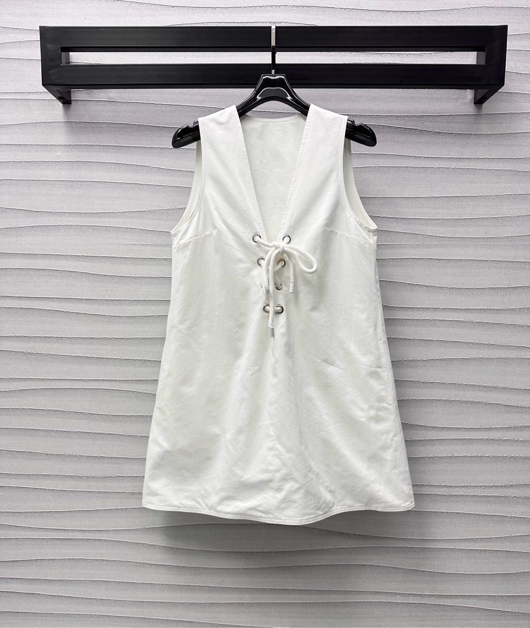 NO:317908,Prad*2025 new product launches drawstring work vest skirt custom YB imported twill cotton material comfortable and stylish, with adjustable drawstring design on the chest to add layering to create a trendy style, iconic triangle marking on the back to highlight the brand tone, surface auxiliary material development, pullover vest skirt tailoring to meet the various needs of daily commuting and date, and outfits make it look more age-reducing and playful. High-version,,prada, skirts,alexander wang19860909Prad*2025新品上架抽绳工装背心裙定制YB进口斜纹全棉材质 舒适有型 胸前饰以可调节抽绳设计 增添造型层次感 打造潮流风格 后背标志性三角标点缀 彰显品牌调性 面辅料开发 套头背心裙剪裁 满足日常通勤约会多种需求 穿搭更显减龄俏皮 高版本,,prada,skirts,alexander wang,Women's clothing