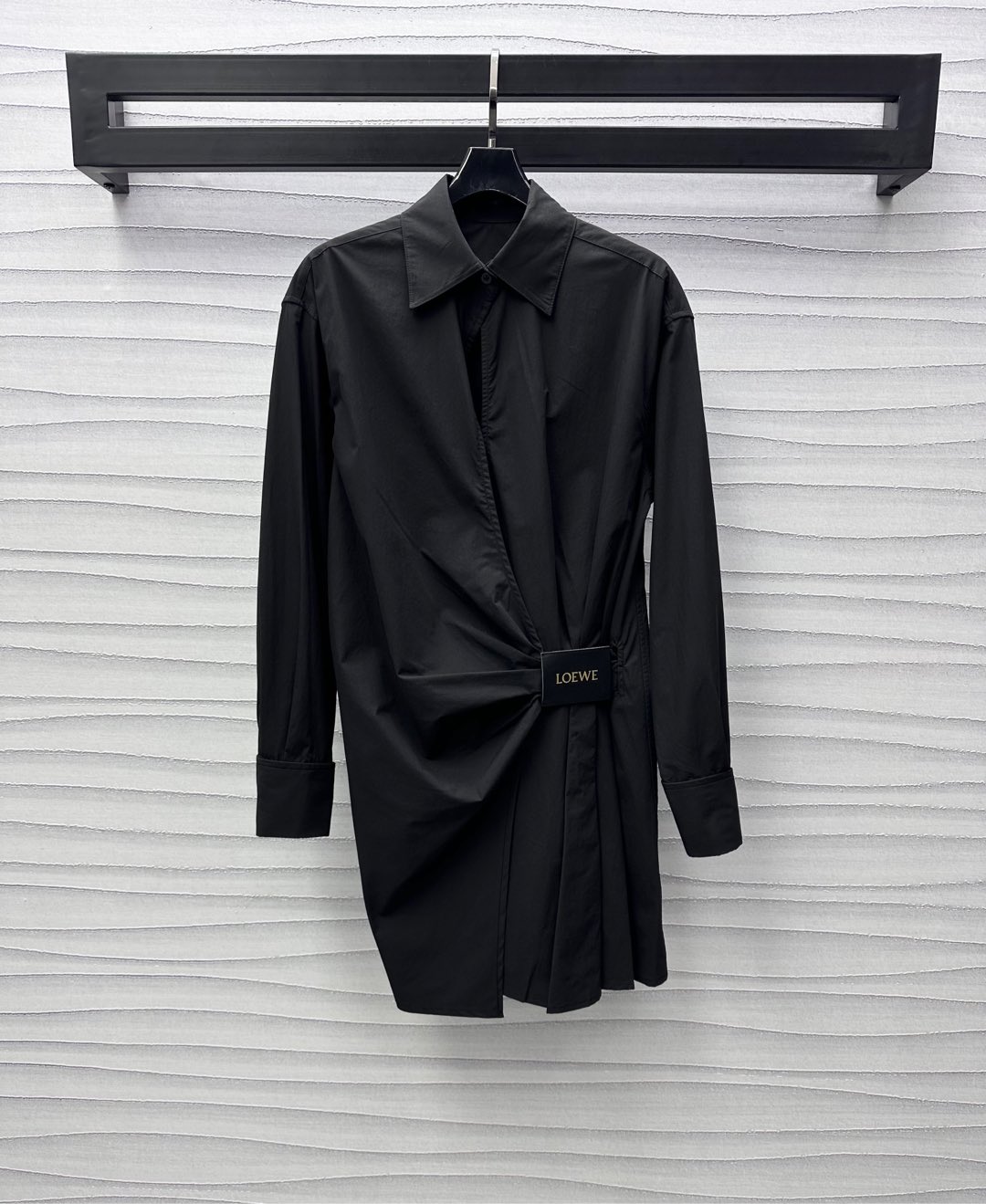 NO:317911,Loew*2025 new product is on the shelves of long-sleeved shirt skirt with waist-pinching custom YB imported twill cotton material, soft and skin-friendly, comfortable and not easy to wrinkle. The pointed collar design is neat and exquisite. It is combined with the asymmetrical pleated details of the waist to add a sense of styling. The iconic letters and leather marks are embellished to highlight the brand tone. Create an elite high intelligence and add a noble and luxurious atmosphere. Regular styles and body shapes and accessories are developed. Lapel irregular dress styles and tailoring. Narrow waist outline curves. The first choice for daily commuting and date wear. High-end version, loewe, skirts, shirts, alexander wang19860909Loew*2025新品上架掐腰长袖衬衫裙定制YB进口斜纹全棉材质 柔软亲肤 舒适不易皱 尖领设计利落精致 配合腰间不对称掐褶细节处理 增添造型层次感 标志性字母皮标点缀之上 彰显品牌调性 打造精英高智感 更添贵气奢华气息 常规版型包容身材 面辅料开发 翻领不规则连衣裙版型剪裁 收窄腰形勾勒曲线 日常通勤约会穿搭首选 高版本,,loewe,skirts,shirts,alexander wang,Women's clothing