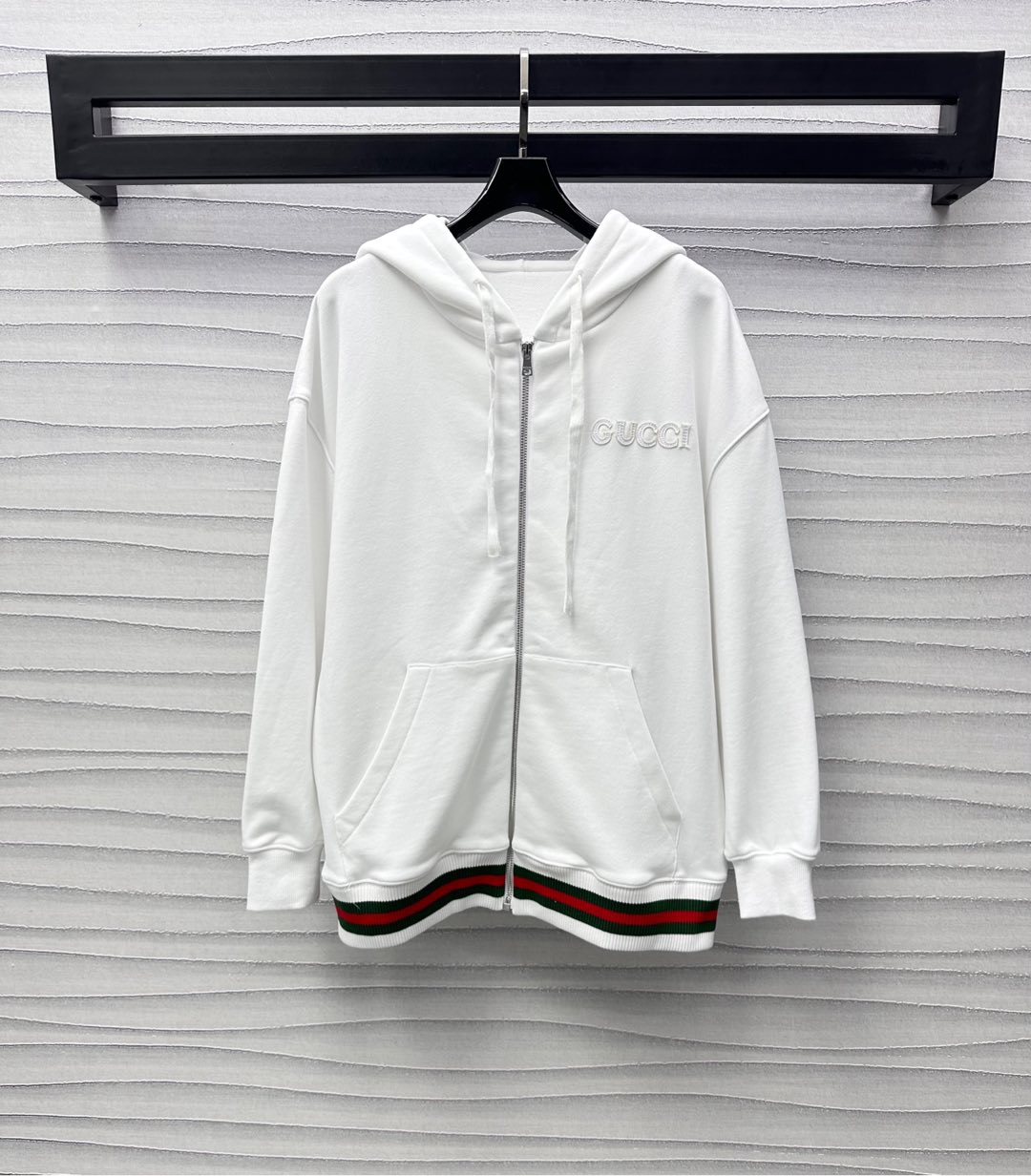 NO:317917,Gucc*2025 new product hooded threaded zipper jacket customized YB imported native cotton material, crisp and stylish, zipper drawstring treatment design, red and green threaded webbing elastic decoration, and adjust at will to add layering of the shape. The chest is decorated with iconic letter logo to highlight the brand tone. Match with a large waist pocket to enhance practicality and comfort. Developed with auxiliary materials. Hooded zipper jacket style tailoring. It can be matched with the same series of skirts. Daily commuting sets are brilliant and fashionable. High-end version, gucci, skirts, jackets & coats, hats, alexander wang19860909Gucc*2025新品上架连帽螺纹拉链外套定制YB进口原生全棉材质 挺括有型 拉链抽绳处理设计 配合衣摆红绿螺纹织带松紧装饰随意调节 增添造型层次感 胸前饰以标志性字母徽标点缀 彰显品牌调性 搭配腰间大插兜 提升实用性舒适感 面辅料开发 连帽拉链外套版型剪裁 可搭配同系列半裙 日常通勤成套穿搭出彩时髦 高版本,,gucci,skirts,jackets & coats,hats,alexander wang,Women's clothing