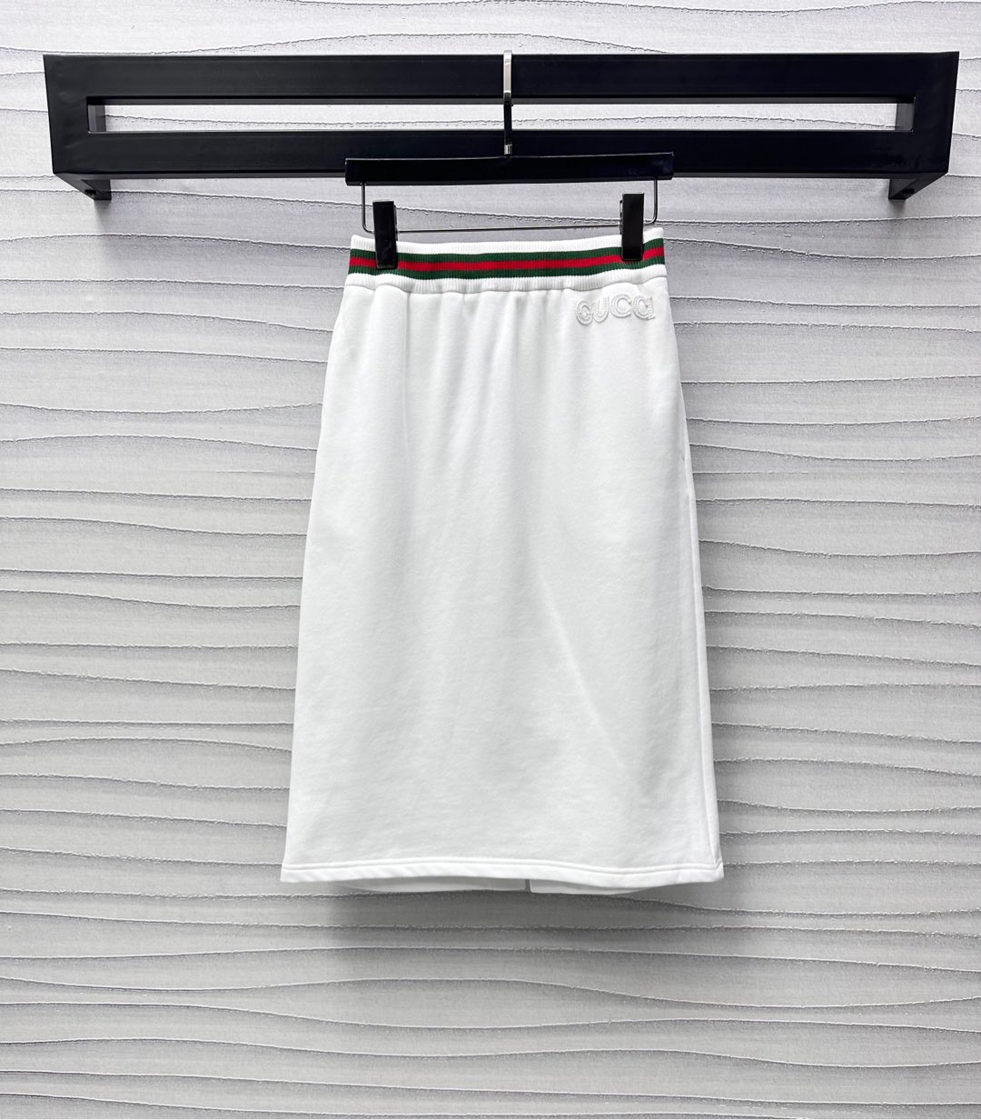 NO:317914,Gucc*2025 new product is on the shelves of threaded webbing skirts customized YB imported native cotton material, crisp and stylish, red and green threaded webbing at waist is elastic and adjustable, adding layering, waist and hip decoration is embellished with iconic letter logo, highlighting the brand tone, the rear skirt slit ensures tolerance, surface auxiliary materials development, straight skirt style tailoring, can be matched with the same series of jackets, daily commuting sets are brilliant and fashionable, high-end version,,gucci,skirts,jackets & coats,alexander wang19860909Gucc*2025新品上架螺纹织带半裙定制YB进口原生全棉材质 挺括有型 腰间红绿螺纹织带松紧随意调节装饰 增添造型层次感 腰胯饰以标志性字母徽标点缀 彰显品牌调性 后侧裙摆开衩确保包容度 面辅料开发 直筒半身裙版型剪裁 可搭配同系列外套 日常通勤成套穿搭出彩时髦 高版本,,gucci,skirts,jackets & coats,alexander wang,Women's clothing