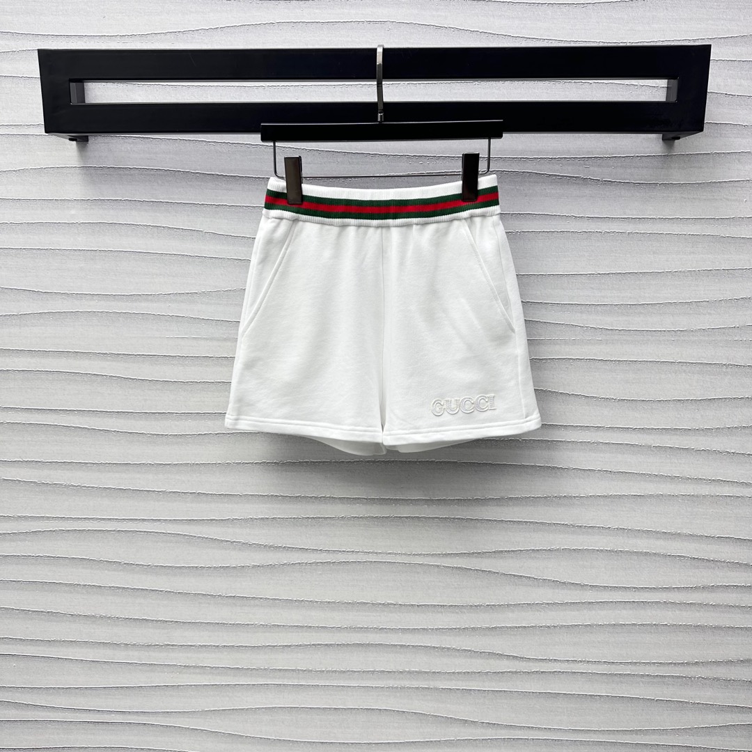 NO:317920,Gucc*2025 new product threaded webbing shorts customized YB imported native cotton material, crisp and stylish, red and green threaded webbing at waist elastic and casually adjust the decoration, adding layered look, pants legs are embellished with iconic letter logos to highlight the brand tone, matched with symmetrical pockets at the hips to enhance practicality and comfort, surface auxiliary materials development, elastic waist shorts style cut, can be matched with jackets in the same series, daily commuting sets are brilliant and fashionable, high-end version, gucci, shorts, jackets & coats, alexander wang19860909Gucc*2025新品上架螺纹织带短裤定制YB进口原生全棉材质 挺括有型 腰间红绿螺纹织带松紧随意调节装饰 增添造型层次感 裤腿饰以标志性字母徽标点缀 彰显品牌调性 搭配胯处对称插兜 提升实用性舒适感 面辅料开发 松紧腰短裤版型剪裁 可搭配同系列外套 日常通勤成套穿搭出彩时髦 高版本,,gucci,shorts,jackets & coats,alexander wang,Women's clothing