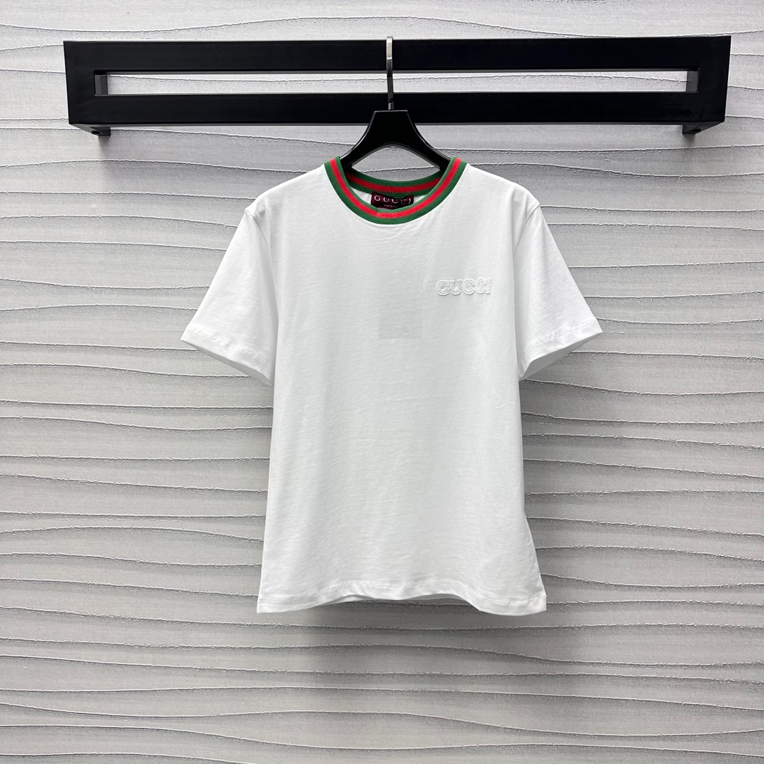 NO:317923,Gucc*2025 new product is available on the shelves of threaded letters and short sleeves, custom YB imported cotton, breathable and comfortable, the chest is decorated with iconic letter logo, highlighting the brand tone, red and green threaded webbing decoration on the neckline, adding layered texture, surface auxiliary materials development, regular round neck short sleeve T-shirt tailoring, upper body high-end fashion, create a age-reducing style, single wear inner wear is brilliant and fashionable, high-end version, gucci, T-shirt,tees, t-shirt,alexander wang19860909Gucc*2025新品上架螺纹字母短袖定制YB进口全棉材质 透气舒适 胸前饰以标志性字母徽标点缀 彰显品牌调性 领口红绿螺纹织带装饰 增添造型层次感 面辅料开发 常规圆领短袖T恤剪裁 上身高级时尚 随心打造减龄风格 单穿内搭出彩时髦  高版本,,gucci,T-shirt,tees，t-shirt,alexander wang,Women's clothing