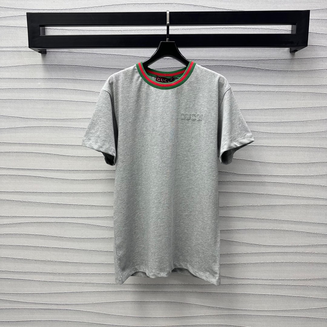 NO:317926,Gucc*2025 new product is available on the shelves of threaded letters and short sleeves, custom YB imported cotton, breathable and comfortable, the chest is decorated with iconic letter logo, highlighting the brand tone, red and green threaded webbing decoration on the neckline, adding layered texture, surface auxiliary materials development, regular round neck short sleeve T-shirt tailoring, upper body high-end fashion, create a age-reducing style, single wear inner wear is brilliant and fashionable, high-end version, gucci, T-shirt,tees, t-shirt,alexander wang19860909Gucc*2025新品上架螺纹字母短袖定制YB进口全棉材质 透气舒适 胸前饰以标志性字母徽标点缀 彰显品牌调性 领口红绿螺纹织带装饰 增添造型层次感 面辅料开发 常规圆领短袖T恤剪裁 上身高级时尚 随心打造减龄风格 单穿内搭出彩时髦  高版本,,gucci,T-shirt,tees，t-shirt,alexander wang,Women's clothing