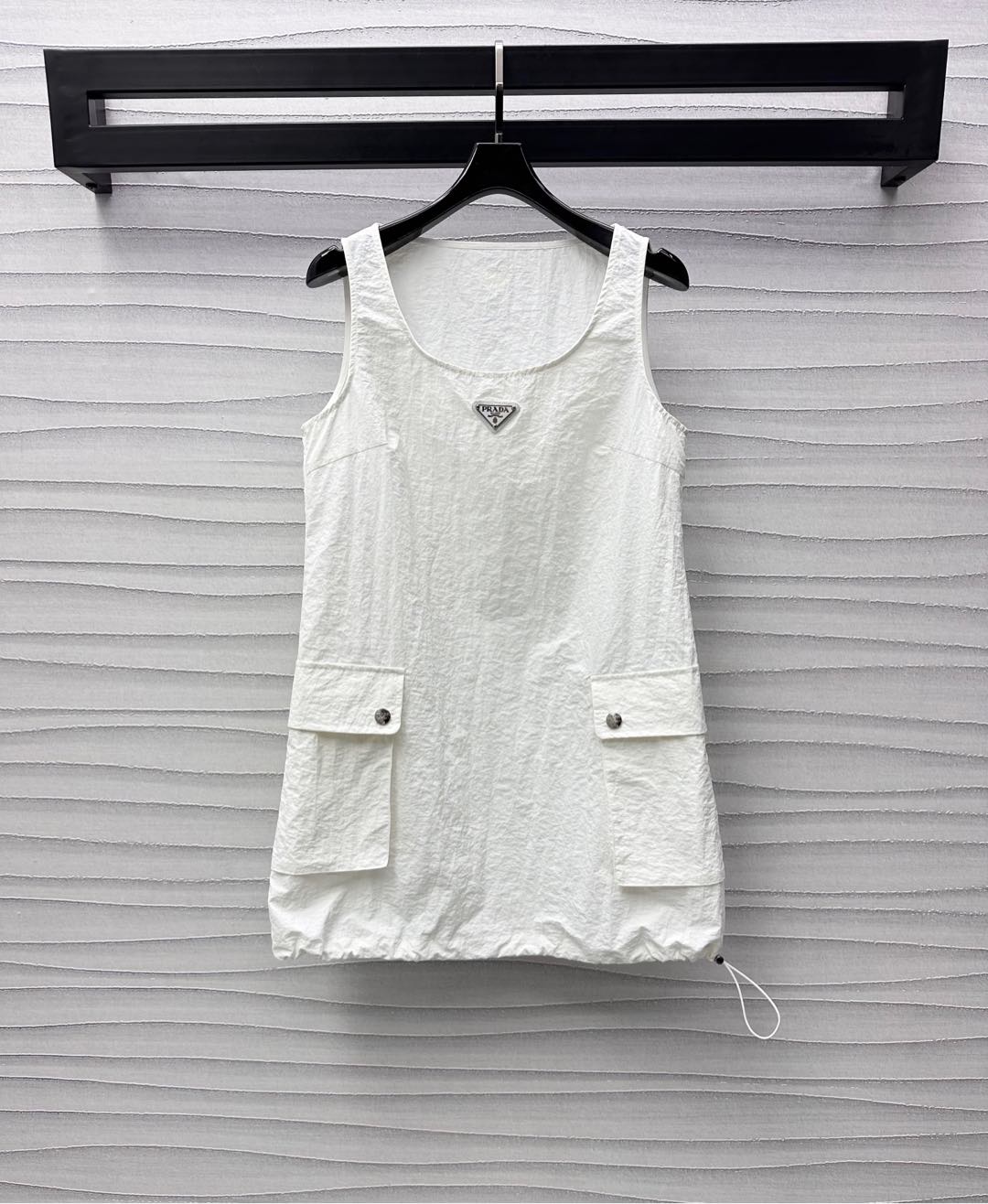 NO:317910,Prad*2025 new product is on the shelves of workwear pocket vest skirts. Customized YB imported recycled nylon material. Clever and stylish. Processing. Presenting a pleated texture. Symmetrical flip pocket design. Combined with the adjustment of hem drawstring to add a sense of styling. The iconic triangle logo on the chest embellishes and decorations. Showing the brand tone. Create a casual and relaxed workwear style outfit. The development of auxiliary materials for the pullover vest skirt. Loose, comfortable and inclusive. Daily commuting and date outfits make it look more age-reducing. High version, prada, skirts, alexander wang19860909Prad*2025新品上架工装口袋背心裙定制YB进口再生尼龙材质 挺括有型 工艺处理 呈现褶皱肌理 对称翻盖口袋设计 配合下摆抽绳调节处理 增添造型层次感 胸前标志性三角徽标点缀装饰 彰显品牌调性 打造休闲松弛感工装风穿搭 面辅料开发 套头背心裙剪裁 宽松舒适包容度高 日常通勤约会穿搭更显减龄俏皮 高版本,,prada,skirts,alexander wang,Women's clothing