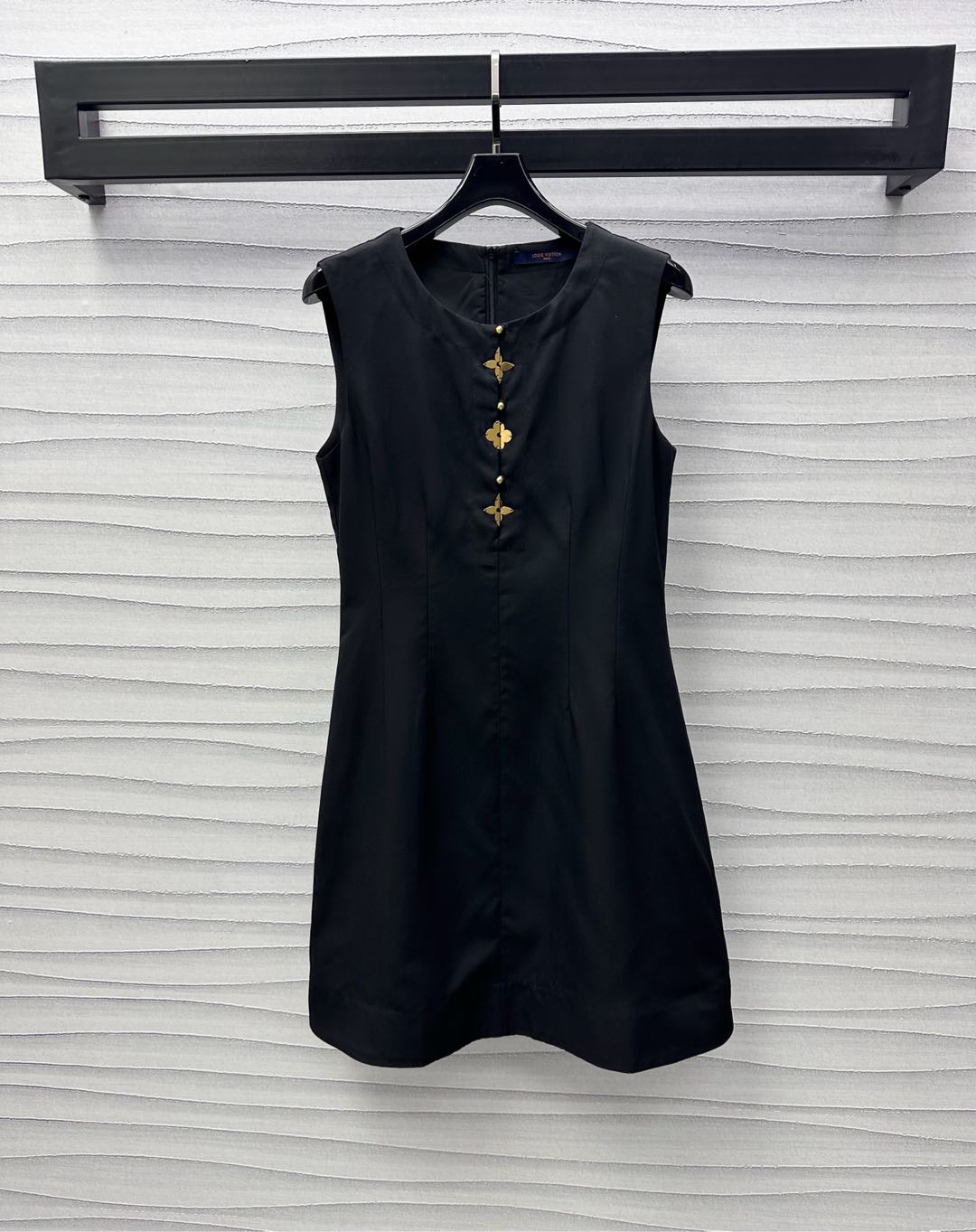 NO:317901,Louis Vuitto*2025 new product is available on the shelves of the four-leaf clover vest skirt. Customized YB imported tinsel material. It is squished and comfortable and stylish. Special process treatment. Single-row plaque buckle adjustment design. It is paired with the iconic metal quad clover to highlight the brand tone. The chest and waist are three-dimensional cut and fit the human body curve. It is treated with the pleated skirt to add a sense of styling. Effectively divide the proportional curve. The development of auxiliary materials. Sleeveless dress style and tailoring. More advanced temperament. The first choice for commuting and date outfits. Higher version 2 colors,,louis vuitton, skirts,alexander wang19860909Louis Vuitto*2025新品上架四叶草背心裙定制YB进口天丝材质 垂顺舒适有型 特殊工艺处理 前襟单排襟扣调节设计 搭配标志性金属四叶草点缀 彰显品牌调性 胸前腰身立体裁剪贴合人体曲线 配合压褶裙摆处理 增添造型层次感 有效划分比例曲线 面辅料开发 无袖连衣裙版型剪裁 更显高级气质 通勤约会穿搭首选 高版本2色,,louis vuitton,skirts,alexander wang,Women's clothing