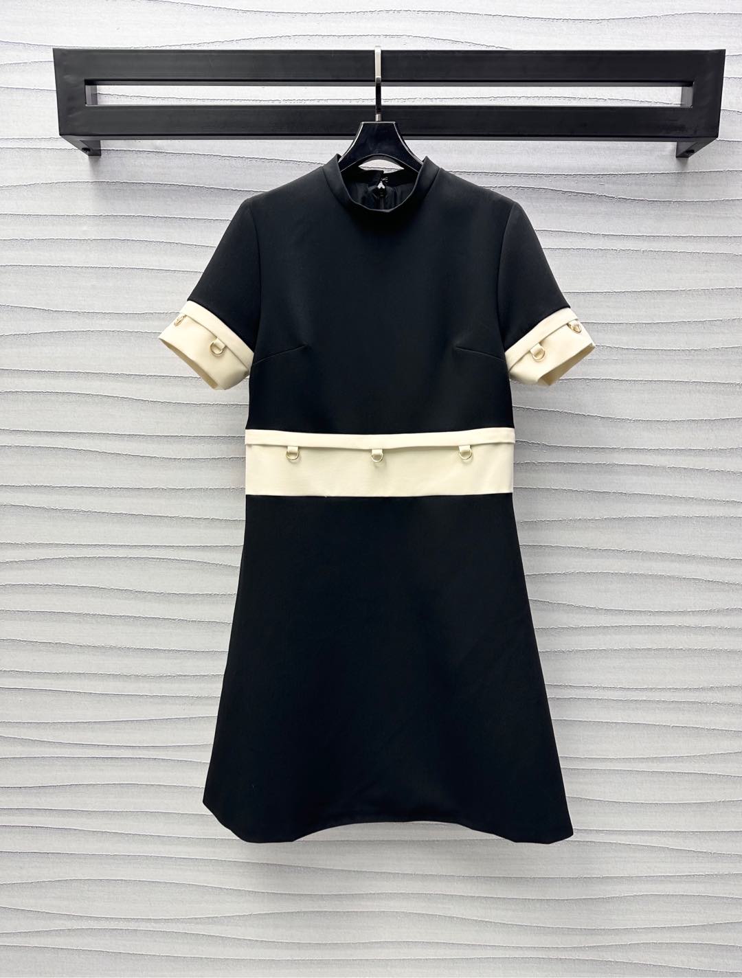 NO:317898,Prad*2025 new product is on the shelves of spliced ​​dresses customized with YB imported twill cotton material, glossy and stylish, waist hand sleeves are decorated with apricot color splicing and contrasting color design, circle metal is blended to highlight the brand tone, high-quality texture and style, stand-up collar waist-closing style is matched with micro A skirt treatment, add styling layering, surface auxiliary material development, short-sleeved dress tailoring, tall and fashionable, commuting and daily dates, high-end version,,prada, skirts, T-shirt, alexander wang19860909Prad*2025新品上架拼接连衣裙定制YB进口斜纹棉材质 光泽垂顺有型 腰间手袖饰以本杏色拼接撞色设计 圆圈金属融入加持 彰显品牌调性 高级质感格调 立领收腰版型搭配微A裙摆处理 增添造型层次感 面辅料开发 短袖连衣裙剪裁 显高又时髦 通勤与日常约会都 高版本,,prada,skirts,T-shirt,alexander wang,Women's clothing