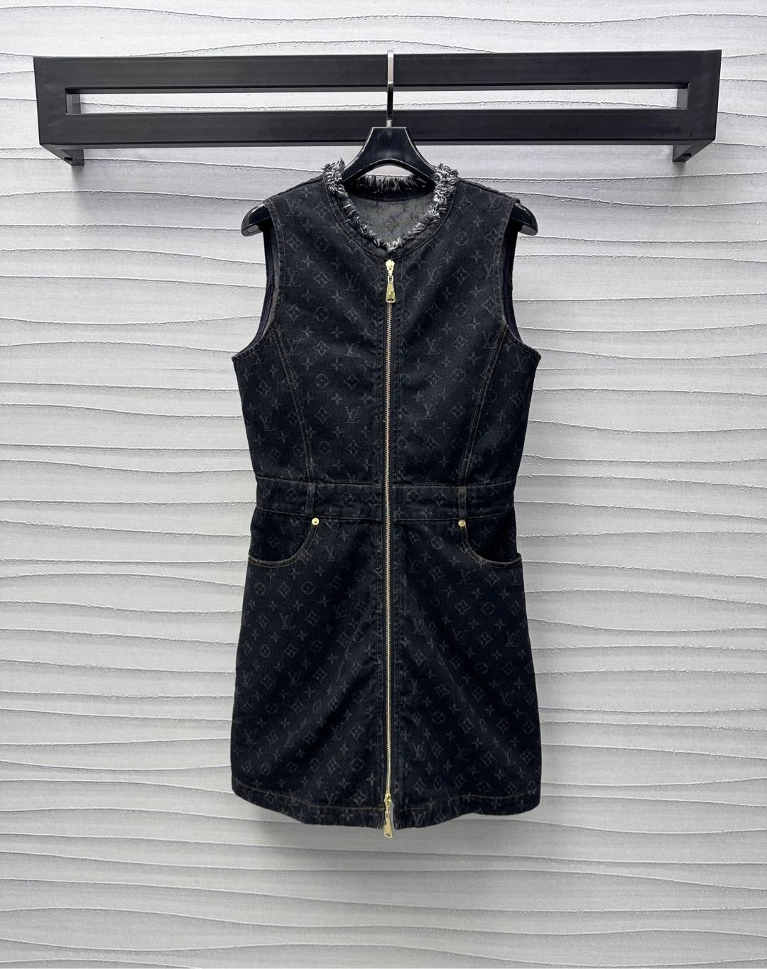 NO:317880,Louis Vuitto*2025 new product is available on the shelves of laser denim vest skirts Customized YB imported twill cotton denim material, crisp, comfortable and stylish, repeated enzyme washing process, not easy to dye and decolorize, neckline wear and burly edge treatment, combined with two-way zipper adjustment design, add a sense of styling, the whole body's iconic four-leaf clover letter logo pattern highlights the brand tone, face and auxiliary material development, vest skirt dress tailoring, easy outline of slender waist, appropriate skirt length shows the good proportion of long legs, must-have fashion outfits for commuting and date series development, high version 2 colors,,louis vuitton, skirts, alexander wang19860909Louis Vuitto*2025新品上架激光牛仔背心裙定制YB进口斜纹棉牛仔材质 挺括舒适有型 反复酵素水洗工艺处理 不易染色脱色 领口磨破毛边处理 配合双向拉链调节设计 增添造型层次感 通体标志性四叶草字母徽标图案点彰 彰显品牌调性 面辅料开发 背心裙连衣裙剪裁 轻松勾勒纤细腰身 恰当裙长展现长腿好比例 通勤约会必备时尚穿搭 系列开发  高版本2色,,louis vuitton,skirts,alexander wang,Women's clothing