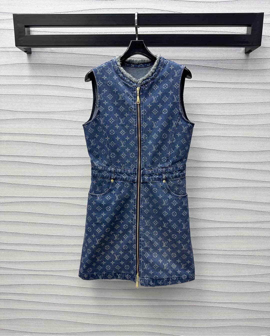 NO:317878,Louis Vuitto*2025 new product is available on the shelves of laser denim vest skirts Customized YB imported twill cotton denim material, crisp, comfortable and stylish, repeated enzyme washing process, not easy to dye and decolorize, neckline wear and burly edge treatment, combined with two-way zipper adjustment design, add a sense of styling, the whole body's iconic four-leaf clover letter logo pattern highlights the brand tone, face and auxiliary material development, vest skirt dress tailoring, easy outline of slender waist, appropriate skirt length shows the good proportion of long legs, must-have fashion outfits for commuting and date series development, high version 2 colors,,louis vuitton, skirts, alexander wang19860909Louis Vuitto*2025新品上架激光牛仔背心裙定制YB进口斜纹棉牛仔材质 挺括舒适有型 反复酵素水洗工艺处理 不易染色脱色 领口磨破毛边处理 配合双向拉链调节设计 增添造型层次感 通体标志性四叶草字母徽标图案点彰 彰显品牌调性 面辅料开发 背心裙连衣裙剪裁 轻松勾勒纤细腰身 恰当裙长展现长腿好比例 通勤约会必备时尚穿搭 系列开发  高版本2色,,louis vuitton,skirts,alexander wang,Women's clothing