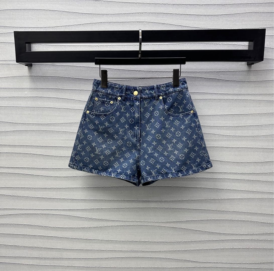NO:317877,Louis Vuitto*2025 new product launches laser denim shorts customized YB imported twill cotton denim material, crisp, comfortable and stylish, repeated enzyme washing process, not easy to dye and decolorize, high waist buckle double-insert pocket style design, add layered look, the whole body iconic four-leaf clover letter logo pattern highlights the brand tone, surface auxiliary material development, high waist A-line shorts cut, inclusive and modified leg shape, can be matched with the same series of items, series development, worry-free dressing, high version 2 colors,,louis vuitton, shorts, alexander wang19860909Louis Vuitto*2025新品上架激光牛仔短裤定制YB进口斜纹棉牛仔材质 挺括舒适有型 反复酵素水洗工艺处理 不易染色脱色 高腰系扣双插兜版型设计 增添造型层次感 通体标志性四叶草字母徽标图案点彰 彰显品牌调性 面辅料开发 高腰A字短裤剪裁 包容修饰腿型 可搭配同系列单品 系列开发 穿搭无忧  高版本2色,,louis vuitton,shorts,alexander wang,Women's clothing