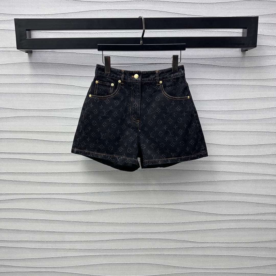NO:317871,Louis Vuitto*2025 new product launches laser denim shorts customized YB imported twill cotton denim material, crisp, comfortable and stylish, repeated enzyme washing process, not easy to dye and decolorize, high waist buckle double-insert pocket style design, add layered look, the whole body iconic four-leaf clover letter logo pattern highlights the brand tone, surface auxiliary material development, high waist A-line shorts cut, inclusive and modified leg shape, can be matched with the same series of items, series development, high version 2 colors,,louis vuitton, shorts, alexander wang19860909Louis Vuitto*2025新品上架激光牛仔短裤定制YB进口斜纹棉牛仔材质 挺括舒适有型 反复酵素水洗工艺处理 不易染色脱色 高腰系扣双插兜版型设计 增添造型层次感 通体标志性四叶草字母徽标图案点彰 彰显品牌调性 面辅料开发 高腰A字短裤剪裁 包容修饰腿型 可搭配同系列单品 系列开发  高版本2色,,louis vuitton,shorts,alexander wang,Women's clothing