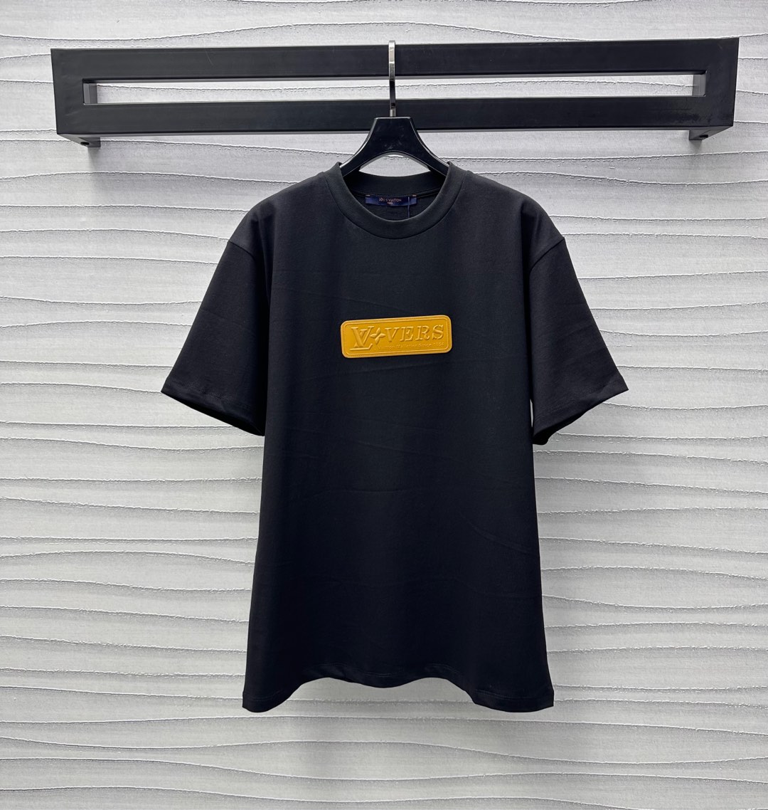 NO:317899,Louis Vuitto*2025 new product is available for leather brand round neck short sleeve custom YB imported native cotton material breathable and comfortable logo letters on the chest embellishment echoes the back leather label decoration to highlight the brand tone and create a personalized style Facial auxiliary materials development Loose T-shirt style cut Single wear inner wear and fashionable, both men and women can control the outfits High-version 2 colors,,louis vuitton, T-shirt,tees, t-shirt,alexander wang19860909Louis Vuitto*2025新品上架皮牌圆领短袖定制YB进口原生全棉材质 透气舒适 胸前印刻徽标字母皮牌点缀 呼应后背皮标装饰 彰显品牌调性 打造个性风格 面辅料开发 宽松T恤版型剪裁 单穿内搭出彩时髦 男女均可驾驭穿搭 高版本2色,,louis vuitton,T-shirt,tees，t-shirt,alexander wang,Women's clothing