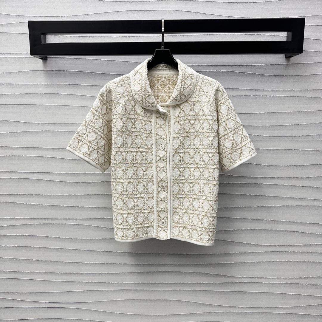 NO:317919,Dio*2025 new product launched gold-lined lapel short-sleeved jacket customized YB imported coarse wool material, high-quality texture, full of quality, decorated with three-dimensional white bundling edges to highlight details, matched with delicate gold wire yarn rules, interwoven to create a full plaid pattern, highlighting the brand tone, the whole body is beige-white gold, noble and texture, intellectual and gentle, open-clad CD button zipper adjustment design, add to the styling layering, surface auxiliary material development, lapel short-sleeved jacket style tailoring, can be matched with skirts in the same series, complete sets of dressing, socialite style, perfect interpretation of elegant and rich sense, the best choice for formal occasions, high-end version,,dior, skirts, jackets & coats,T-shirt,alexander wang19860909Dio*2025新品上架金线翻领短袖外套定制YB进口粗纺毛呢材质 质感高级 品相十足 饰以立体白色捆边点亮细节 配合细腻的金丝纱线规则交织出藤格纹满铺 彰显品牌调性 通体米白金色显贵显质感 知性温柔 开襟CD纽扣拉链调节设计 增添造型层次感 面辅料开发 翻领短袖外套版型剪裁 可搭配同系列半裙 成套穿搭名媛格调立显 完美演绎优雅千金感 出席正式场合的不二之选  高版本,,dior,skirts,jackets & coats,T-shirt,alexander wang,Women's clothing