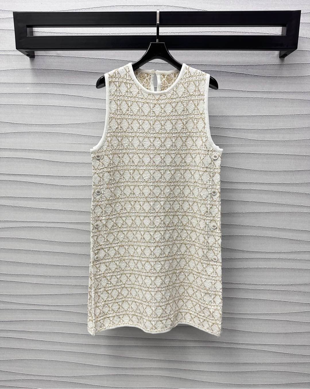 NO:317925,Dio*2025 new product launched in the shelves of gold-line sleeveless dress with custom YB imported coarse wool material, high-quality texture, full-quality appearance, the cuffs and neckline are decorated with three-dimensional white tying edges to highlight details, and the rules of delicate gold wire yarn interwoven to create a full-spread rattan pattern, highlighting the brand tone, the whole body is beige-white gold, precious texture, intellectual and gentle, waist side CD button adjustment slit design, add to the styling layering, surface auxiliary material development, round neck vest skirt style cut, celebrity style stands out, perfect interpretation of elegant and rich sense, the best choice for formal occasions, high-end version,,dior, skirts,alexander wang19860909Dio*2025新品上架金线无袖连衣裙定制YB进口粗纺毛呢材质 质感高级 品相十足 袖口领口饰以立体白色捆边点亮细节 配合细腻的金丝纱线规则交织出藤格纹满铺 彰显品牌调性 通体米白金色显贵显质感 知性温柔 腰侧CD纽扣调节开衩设计 增添造型层次感 面辅料开发 圆领背心裙版型剪裁 名媛格调立显 完美演绎优雅千金感 出席正式场合的不二之选  高版本,,dior,skirts,alexander wang,Women's clothing