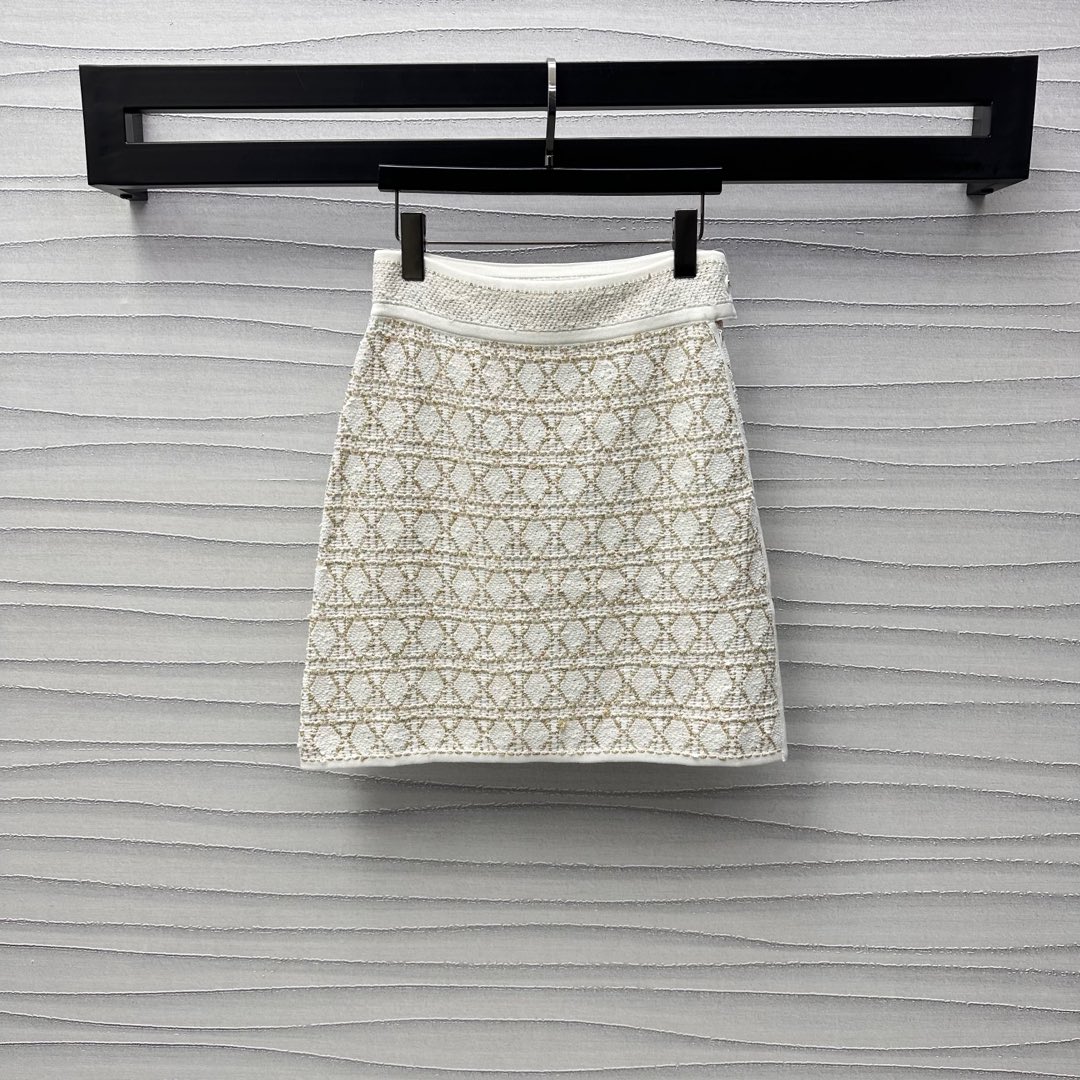 NO:317922,Dio*2025 new product is available for the custom-made YB imported coarse wool material. High-quality texture and full of quality. Decorated with three-dimensional white tying edges to highlight details. Combined with delicate gold wire yarn rules, the rattan plaid is full of plaids to highlight the brand tone. The whole body is beige-white gold and precious texture is revealed. Intellectual and gentle. The waist side CD button zipper adjustment design adds a sense of styling. The surface auxiliary material development. High-waist short skirt style tailoring can be matched with the same series tops. Complete sets of dressing and celebrity style and stand out. Perfect interpretation of the elegant and rich sense. The best choice for attending formal occasions. High-version, dior, skirts, alexander wang19860909Dio*2025新品上架金线直筒半裙定制YB进口粗纺毛呢材质 质感高级 品相十足 饰以立体白色捆边点亮细节 配合细腻的金丝纱线规则交织出藤格纹满铺 彰显品牌调性 通体米白金色显贵显质感 知性温柔 腰侧CD纽扣拉链调节设计 增添造型层次感 面辅料开发 高腰短裙版型剪裁 可搭配同系列上装 成套穿搭名媛格调立显 完美演绎优雅千金感 出席正式场合的不二之选  高版本,,dior,skirts,alexander wang,Women's clothing