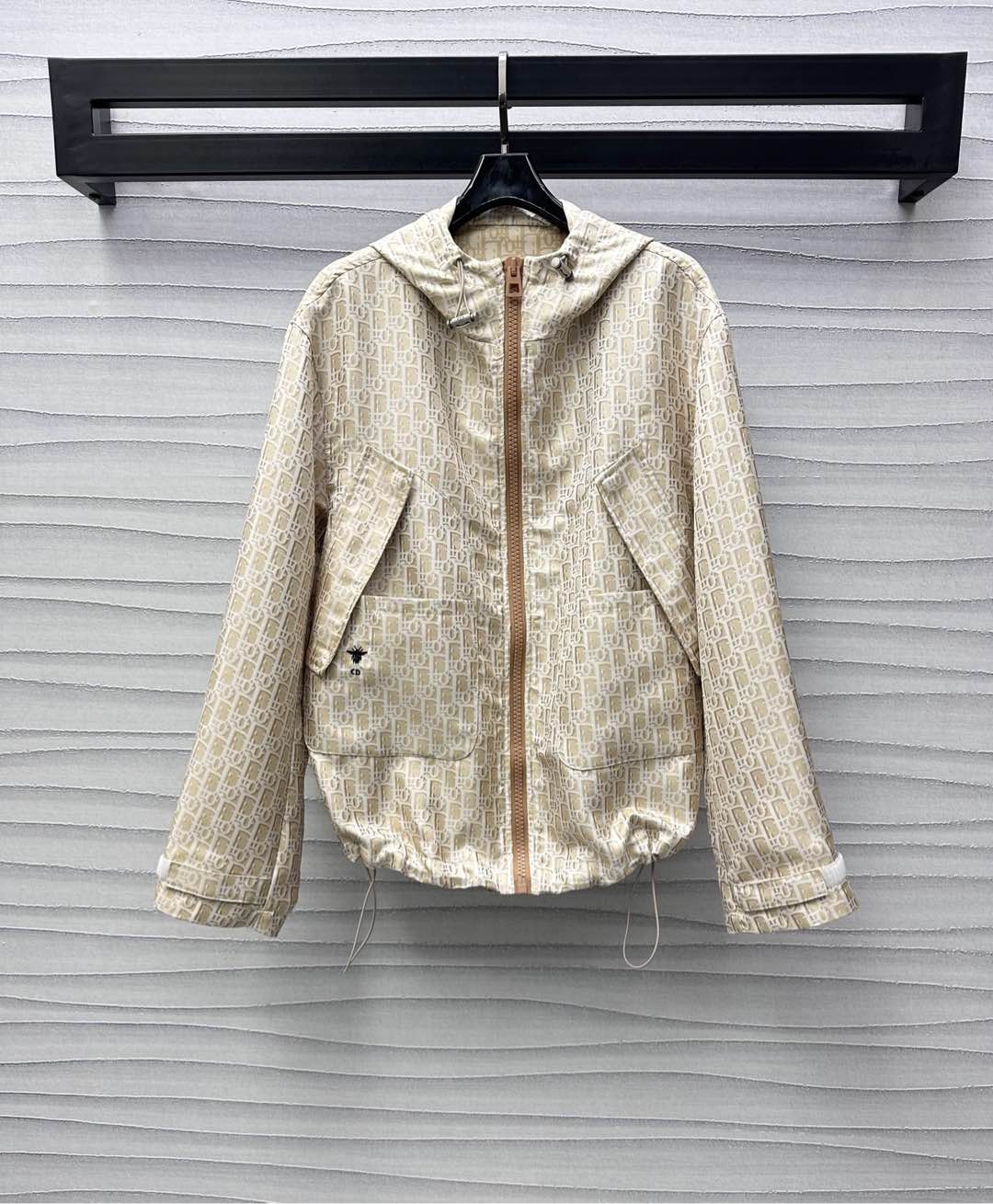 NO:317895,Dio*2025 new product launches on the shelves of Jacquard Hooded Jacket Customized YB imported Jacquard Material is crisp, comfortable and stylish, decorated with iconic letters and logo jacquard pattern, highlighting the brand tone, waist-side symmetrical flip pocket design, add layered shape, portable and practical, surface auxiliary material development, silhouette hooded jacket style tailoring, can be matched with the same series of bottoms, complete sets of dressing out brilliant and fashionable, series development, high-version, dior, jackets & coats, hats, alexander wang19860909Dio*2025新品上架提花连帽冲锋外套定制YB进口提花冲锋材质 挺括舒适有型 通体饰以标志性字母徽标提花图案 彰显品牌调性 腰侧对称翻盖口袋设计 增添造型层次感 便携实用 面辅料开发 廓形连帽外套版型剪裁 可搭配同系列下装 成套穿搭出彩时髦 系列开发 高版本,,dior,jackets & coats,hats,alexander wang,Women's clothing