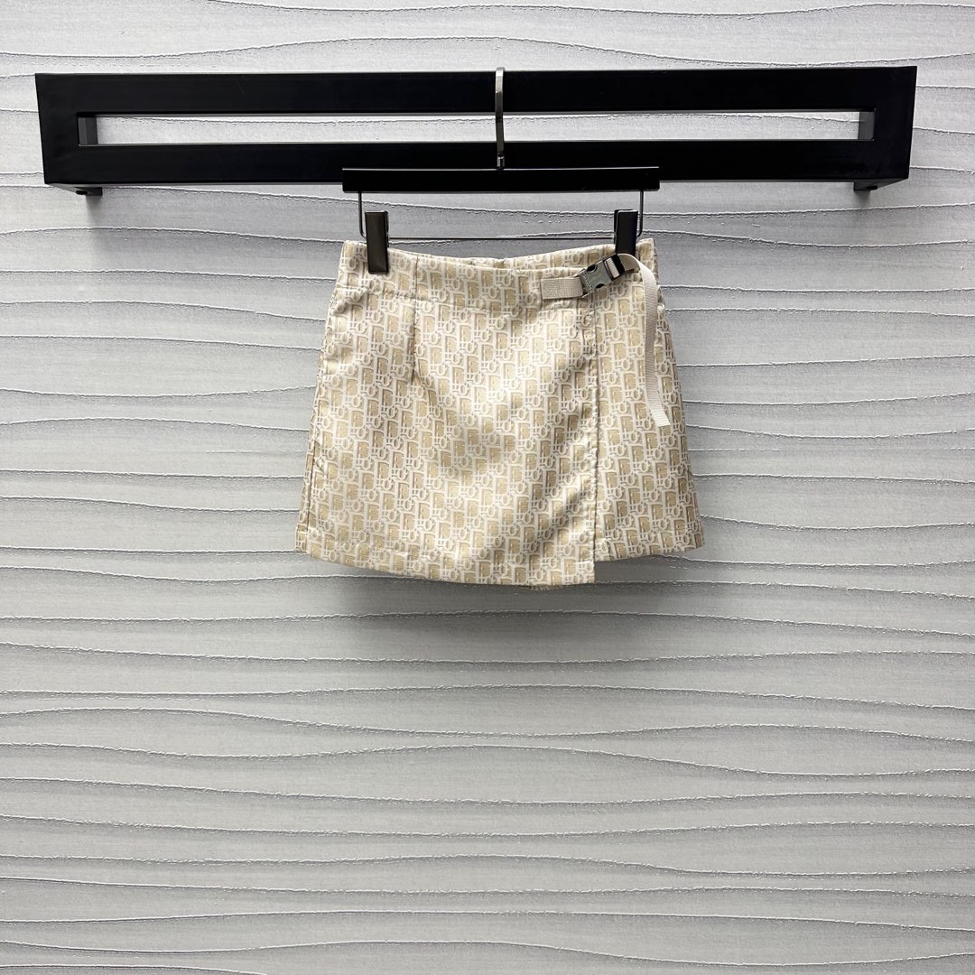 NO:317893,Dio*2025 new product is available on the shelves of Jacquard One-piece Skirt Pants Customized YB imported jacquard charge material, crisp, comfortable and stylish, decorated with iconic letters, logo jacquard pattern, highlighting the brand tone, add a one-piece skirt design on the front, adjust it according to the card silver buckle connection, add a sense of styling, easy to put on and take off, develop auxiliary materials, high-waist skirt pants style cut, can be matched with the same series top set, complete sets of dressing are brilliant and fashionable, series development High-version, dior, skirts, alexander wang19860909Dio*2025新品上架提花一片式裙裤定制YB进口提花冲锋材质 挺括舒适有型 通体饰以标志性字母徽标提花图案 彰显品牌调性 正面添加一片式裙面设计 按卡银扣连接调节处理 增添造型层次感 方便穿脱 面辅料开发 高腰裙裤版型剪裁 可搭配同系列上装 成套穿搭出彩时髦 系列开发 高版本,,dior,skirts,alexander wang,Women's clothing