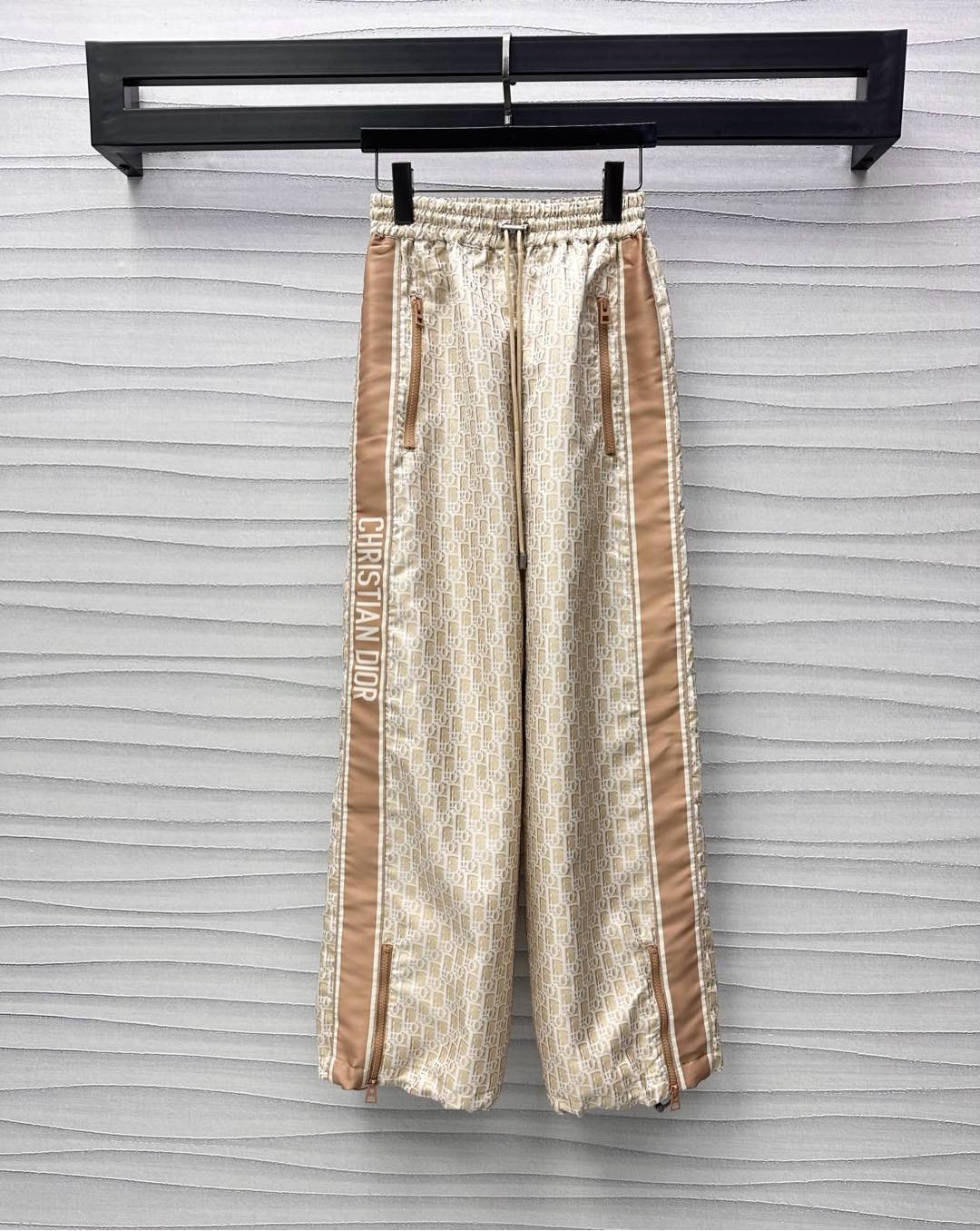 NO:317897,Dio*2025 new product is available on the shelves of Jacquard webbing jogging trousers Customized YB imported jacquard material, crisp, comfortable and stylish, decorated with iconic letters, logo jacquard pattern, highlighting the brand tone, external letters, logo webbing splicing design, rich visual effects, zipper and drawstring adjustment of trousers legs, add layering, easy to put on and take off, surface and auxiliary materials development, elastic waist trousers style cut, can be matched with the same series top set, complete sets of dressing are brilliant and fashionable, series development, high version, dior, alexander wang19860909Dio*2025新品上架提花织带慢跑长裤定制YB进口提花冲锋材质 挺括舒适有型 通体饰以标志性字母徽标提花图案 彰显品牌调性 外侧字母徽标织带拼接设计 丰富视觉效果 裤脚拉链抽绳调节处理 增添造型层次感 方便穿脱 面辅料开发 弹力腰长裤版型剪裁 可搭配同系列上装 成套穿搭出彩时髦 系列开发 高版本,,dior,alexander wang,Women's clothing