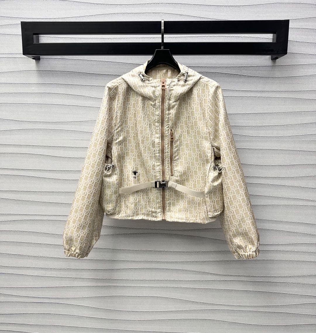 NO:317889,Dio*2025 new product launches on the shelves of Jacquard webbing hooded jacket custom YB imported jacquard charge material, crisp, comfortable and stylish, decorated with iconic letters, logo jacquard pattern, matching with the webbing splicing design on the back, highlighting the brand tone, waist-side symmetrical silhouette pocket decoration, drawstring buckle adjustment, add layering, portable and practical, surface auxiliary material development, hooded short jacket style tailoring, can be matched with the same series, complete sets of outfits, series development, high-end version,,dior,jackets & coats,hats,alexander wang19860909Dio*2025新品上架提花织带连帽外套定制YB进口提花冲锋材质 挺括舒适有型 通体饰以标志性字母徽标提花图案 配合后背字母织带拼接设计 彰显品牌调性 腰侧对称廓形口袋装饰 抽绳带扣调节处理 增添造型层次感 便携实用 面辅料开发 连帽短款外套版型剪裁 可搭配同系列下装 成套穿搭出彩时髦 系列开发 高版本,,dior,jackets & coats,hats,alexander wang,Women's clothing