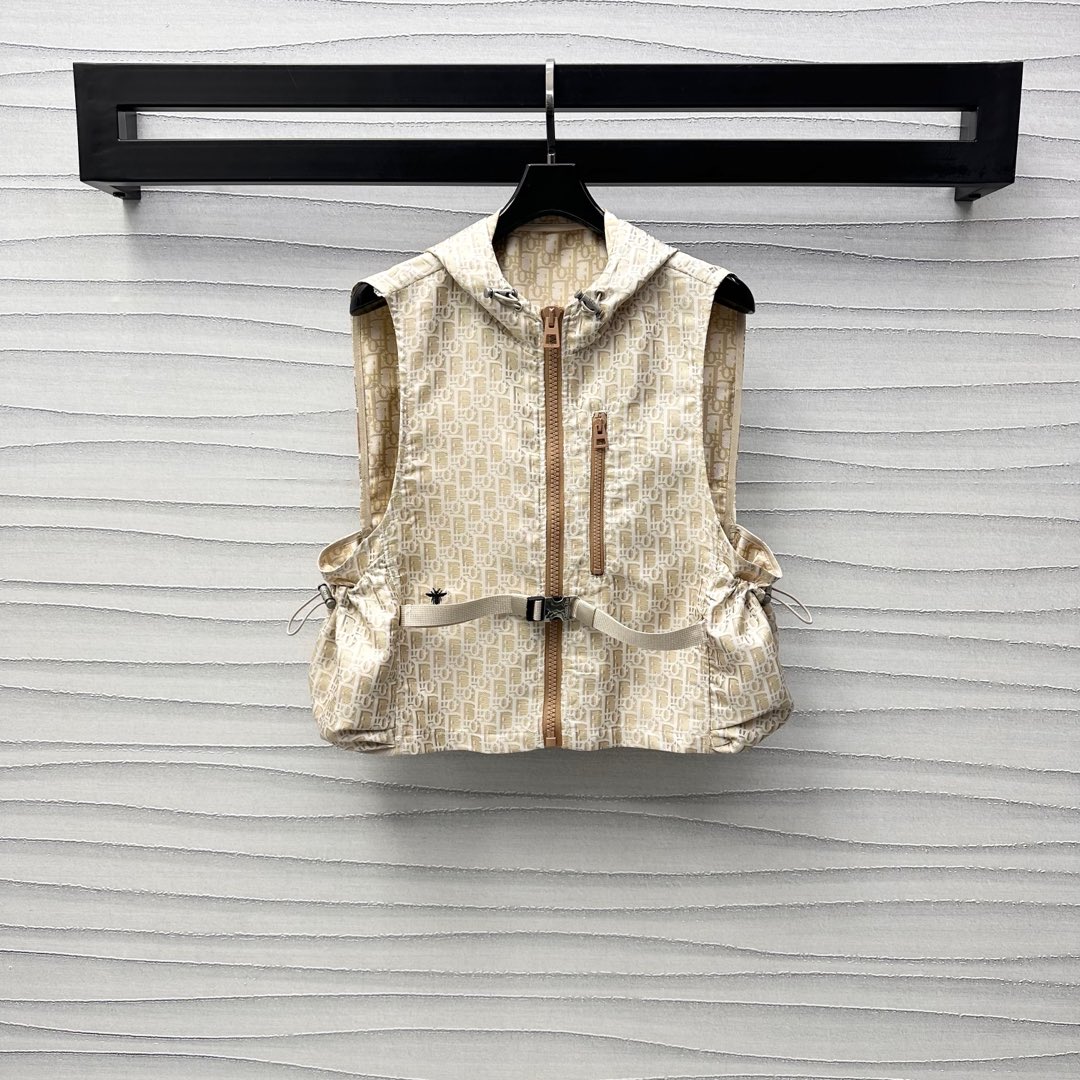 NO:317891,Dio*2025 new product launches on the shelves of Jacquard webbing vest custom YB imported jacquard material, crisp, comfortable and stylish, decorated with iconic letters, logo jacquard pattern, matching the webbing splicing design on the back, highlighting the brand tone, waist-side symmetrical silhouette pocket decoration, drawstring buckle adjustment, add layering, portable and practical, surface auxiliary material development, hooded vest style tailoring, can be matched with the same series of bottoms, complete sets of outfits, series development, high-end, dior, hats, alexander wang19860909Dio*2025新品上架提花织带冲锋马甲定制YB进口提花冲锋材质 挺括舒适有型 通体饰以标志性字母徽标提花图案 配合后背字母织带拼接设计 彰显品牌调性 腰侧对称廓形口袋装饰 抽绳带扣调节处理 增添造型层次感 便携实用 面辅料开发 连帽马甲版型剪裁 可搭配同系列下装 成套穿搭出彩时髦 系列开发 高版本,,dior,hats,alexander wang,Women's clothing