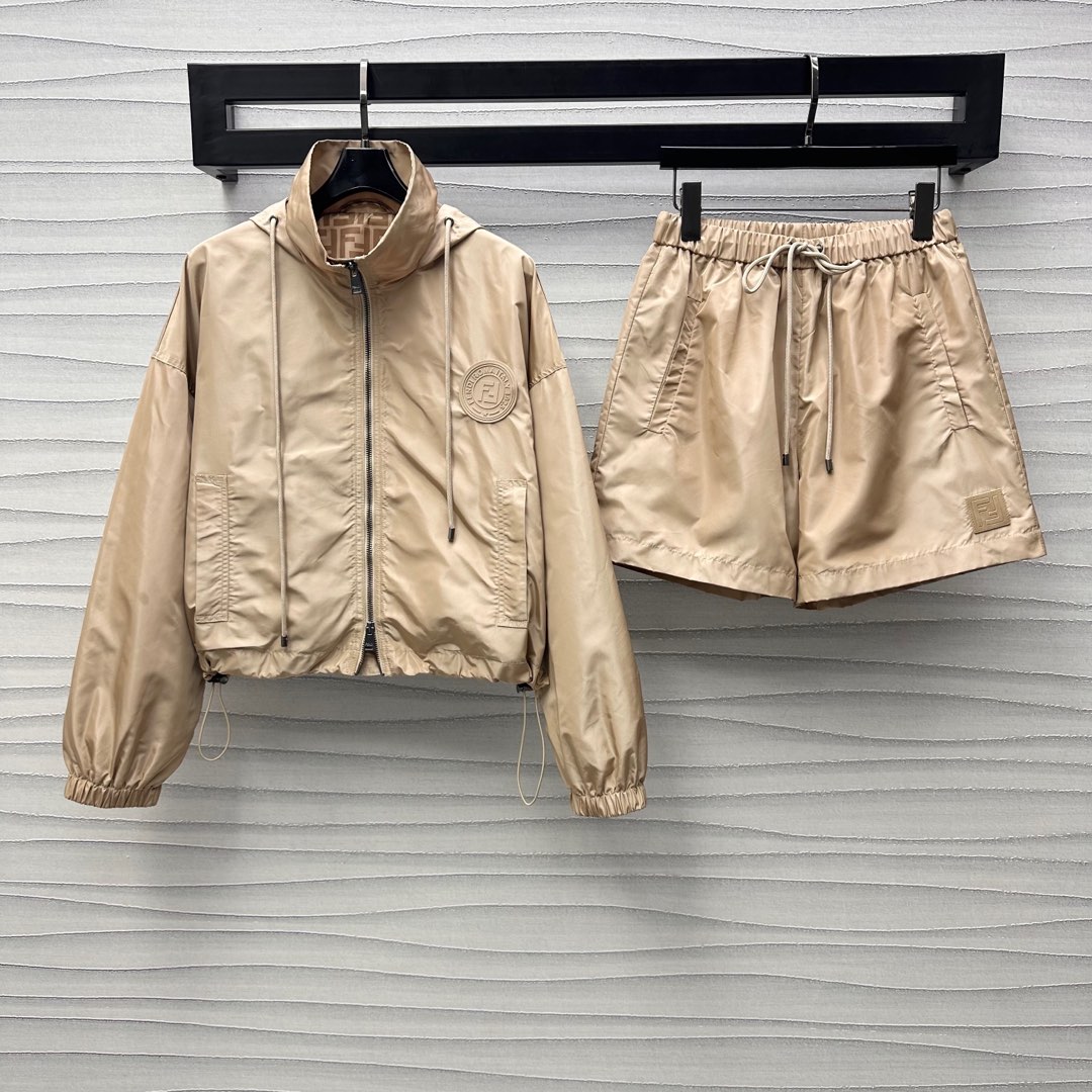 NO:317887,Fend*2025 new product launches the charge hooded jacket shorts set Customized YB imported recycled nylon material, light and breathable and stylish Hooded drawstring zipper jacket, showing fashionable style, inner logo double F presbyopia full print pattern, matched with round seal logo on the chest, highlighting the brand tone, hat collar hem drawstring adjustment design, adds styling layering, matched with the same series drawstring shorts, straight elastic high waist adjustment, logo echoes the upper and lower body to make the body look slim and relaxed, complete sets of matching are more brand trendy, high version, fendi, shorts, jackets & coats, hats, alexander wang19860909Fend*2025新品上架冲锋连帽外套短裤套装 定制YB进口再生尼龙材质 轻薄透气有型 连帽抽绳拉链外套 尽显时髦格调穿搭 内里标志双F老花满印图案 配合胸前圆形印章徽标点缀 彰显品牌调性 帽领衣摆抽绳调节设计 增添造型层次感 搭配同系列抽绳短裤 直筒弹力高腰调节 徽标上下呼应协调统一 上身修饰身形显瘦松弛 成套搭配更具品牌潮流魅力  高版本,,fendi,shorts,jackets & coats,hats,alexander wang,Women's clothing