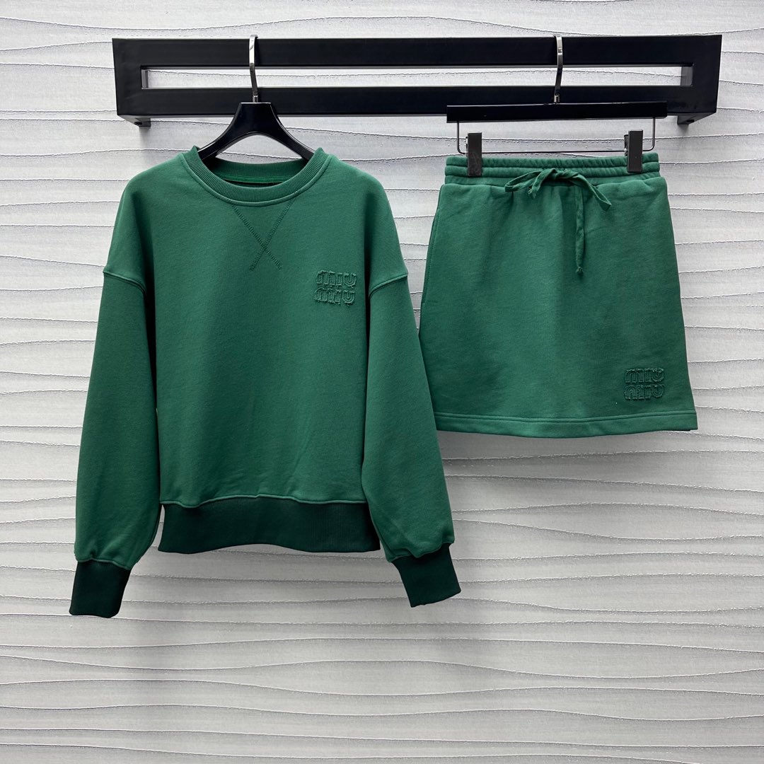 NO:317883,Miumi*2025 new product is available on the shelves of round neck sweater skirt set. Customized YB imported native cotton material. Comfortable and stylish. The neckline cuffs hem thread tightens to add layering. The iconic letter logo pattern decoration on the chest shows the brand tone. The surface and auxiliary materials are developed. The round neck long-sleeved sweater tailoring can be matched with the same series elastic skirt. The logo echoes the upper and lower. The set is lighter and more flexible. The playful and girly feels very high. High-end version, miumiu, hoodie, sweatshirts, skirts, alexander wang19860909Miumi*2025新品上架圆领卫衣半裙套装定制YB进口原生全棉材质 舒适有型 领口袖口衣摆螺纹收紧处理 增添造型层次感 胸前标志性字母徽标图案装饰 彰显品牌调性 面辅料开发 圆领长袖卫衣剪裁 可搭配同系列松紧半裙 徽标上下呼应 成套穿搭更轻便灵活 俏皮少女感爆棚  高版本,,miumiu,hoodie,sweatshirts,skirts,alexander wang,Women's clothing