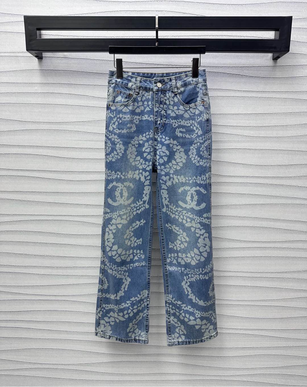 NO:317881,Chane*2025 new product is available on the shelves of laser printed denim twill trousers customized YB imported twill cotton denim material breathable and soft skin-friendly High waist buckle symmetrical pocket pattern to add layering Multi-enzyme washing process Retro fashion All-in-one embellishment laser full-print letter logo pattern highlights brand tone development Facial accessories straight trousers cut highlight casual temperament Easy to wear good proportions Fashionable and fashionable High version 36 38 40,,chanel,alexander wang19860909Chane*2025新品上架激光印花牛仔长裤定制YB进口斜纹棉牛仔材质 透气柔软亲肤 高腰系扣对称口袋版型设计 增添造型层次感 多重酵素水洗工艺处理 复古时尚 通体点缀激光满印字母徽标图案 彰显品牌调性 面辅料开发 直筒长裤剪裁 突出休闲气质 轻松穿出好比例 时髦洋气 高版本36 38 40,,chanel,alexander wang,Women's clothing