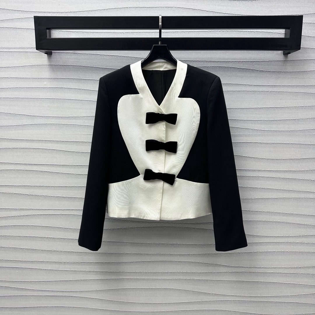 NO:318879,Valentin*2025 new product is on the shelves of bow splicing jackets, customized with YB imported acetic acid material, crisp, sleek and stylish. The collar and chest hem are all in contrasting color splicing design to add layering. The ready-made clothes adopt three-dimensional tailoring technology to fit the body lines. V-neck style treatment achieves the effect of highlighting the style of a rich girl without extra decoration. The iconic bow on the chest embellishment and decoration show the brand tone. Retro lifting temperament highlights the curve style. The development of facial accessories. The dress jacket style tailoring can be matched with the same series of skirts. The upper body looks slim and fashionable. Daily commuting and dates are suitable for dressing. High-end version, valentino, skirts, jackets & coats, alexander wang19860909Valentin*2025新品上架蝴蝶结拼接外套定制YB进口醋酸材质 挺括垂顺有型 领口胸前衣摆均沿用撞色拼接设计 增添造型层次感 成衣采用立体剪裁工艺 贴合身体线条 V领版型处理 达到无需赘饰就能凸显千金格调感的效果 胸前标志性蝴蝶结点缀装饰 彰显品牌调性 复古抬气质 凸显曲线样式得体 面辅料开发 洋装小外套版型剪裁 可搭配同系列半裙 成套上身显瘦时髦 日常通勤约会适配穿搭  高版本,,valentino,skirts,jackets & coats,alexander wang,Women's clothing