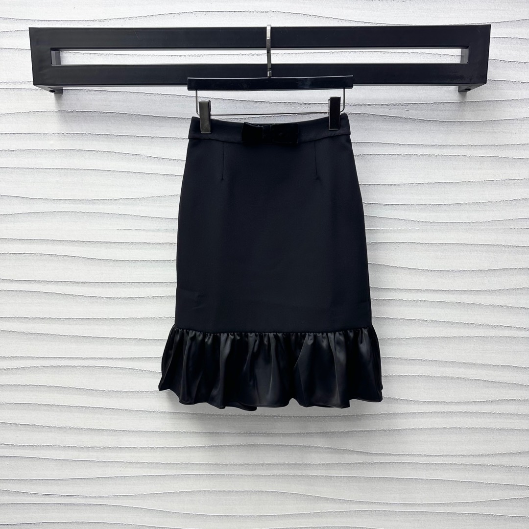 NO:318881,Valentin*2025 new product is available on the shelves of the bow fishtail skirt with custom-made YB imported acetic acid material, crisp and sleek, ready-made garments adopt three-dimensional tailoring technology to fit the body lines, adding layered styling, skirt pleats are like fish tails, rich visual effects, iconic bows at waist embellishment, highlighting the brand tone, retro lifting temperament, highlighting the curve style, surface auxiliary materials development, mid-length skirt style tailoring, can be matched with the same series of shirts, complete set of upper body looks slim and fashionable, daily commuting and dates are suitable for outfits, high-end version, valentino, skirts, alexander wang19860909Valentin*2025新品上架蝴蝶结鱼尾半裙定制YB进口醋酸材质 挺括垂顺有型 成衣采用立体剪裁工艺 贴合身体线条 增添造型层次感 裙摆褶皱花边宛如鱼尾 丰富视觉效果 腰间标志性蝴蝶结点缀装饰 彰显品牌调性 复古抬气质 凸显曲线样式得体 面辅料开发 中长款半裙版型剪裁 可搭配同系列衬衣 成套上身显瘦时髦 日常通勤约会适配穿搭  高版本,,valentino,skirts,alexander wang,Women's clothing