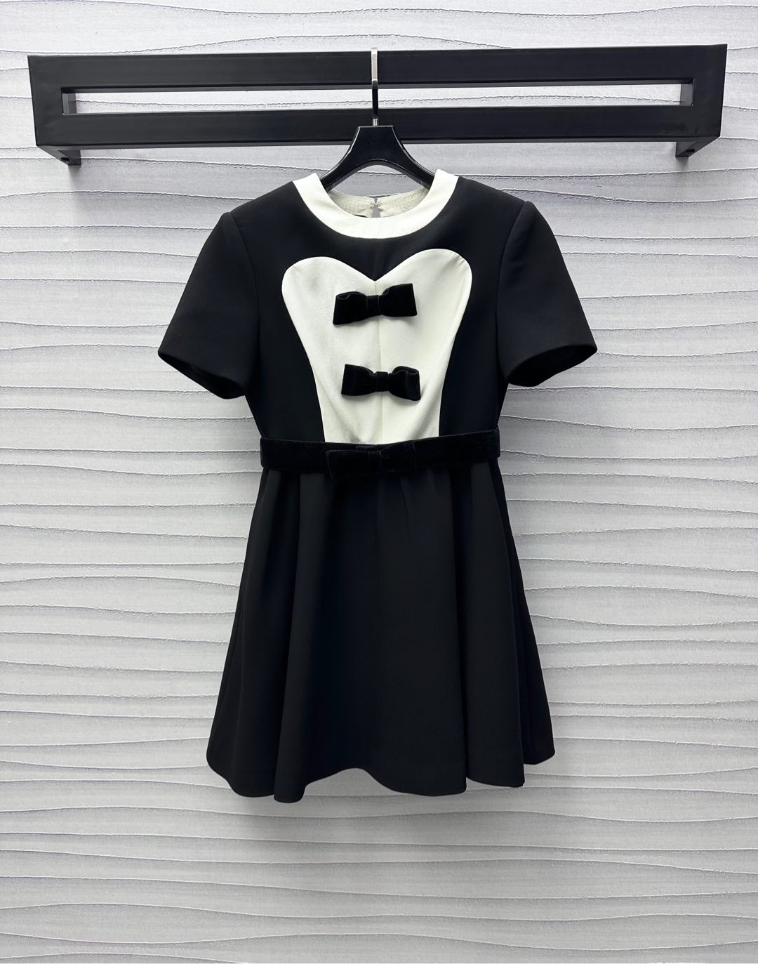 NO:318885,Valentin*2025 new product is on the shelves of bow splicing dress with custom YB imported acetic acid material, crisp, sleek and stylish, the collar and chest edge are contrasting colors splicing design to add layering, ready-made garments adopt three-dimensional tailoring technology to fit the body lines, high waistline pleated skirt treatment, achieving the effect of highlighting the style of a rich girl without any extra decoration, the iconic bow on the chest embellishment echoes the waist, highlighting the brand tone, retro lifting temperament, highlighting the curve style, surface auxiliary materials development, short-sleeved dress style, slim and fashionable, daily commuting and date adaptable to wear, high-version, valentino, skirts, T-shirt, alexander wang19860909Valentin*2025新品上架蝴蝶结拼接连衣裙定制YB进口醋酸材质 挺括垂顺有型 领口胸前沿用撞色拼接设计 增添造型层次感 成衣采用立体剪裁工艺 贴合身体线条 高腰线压褶裙摆处理 达到无需赘饰就能凸显千金格调感的效果 胸前标志性蝴蝶结点缀装饰呼应腰间 彰显品牌调性 复古抬气质 凸显曲线样式得体 面辅料开发 短袖连衣裙版型剪裁 上身显瘦时髦 日常通勤约会适配穿搭  高版本,,valentino,skirts,T-shirt,alexander wang,Women's clothing