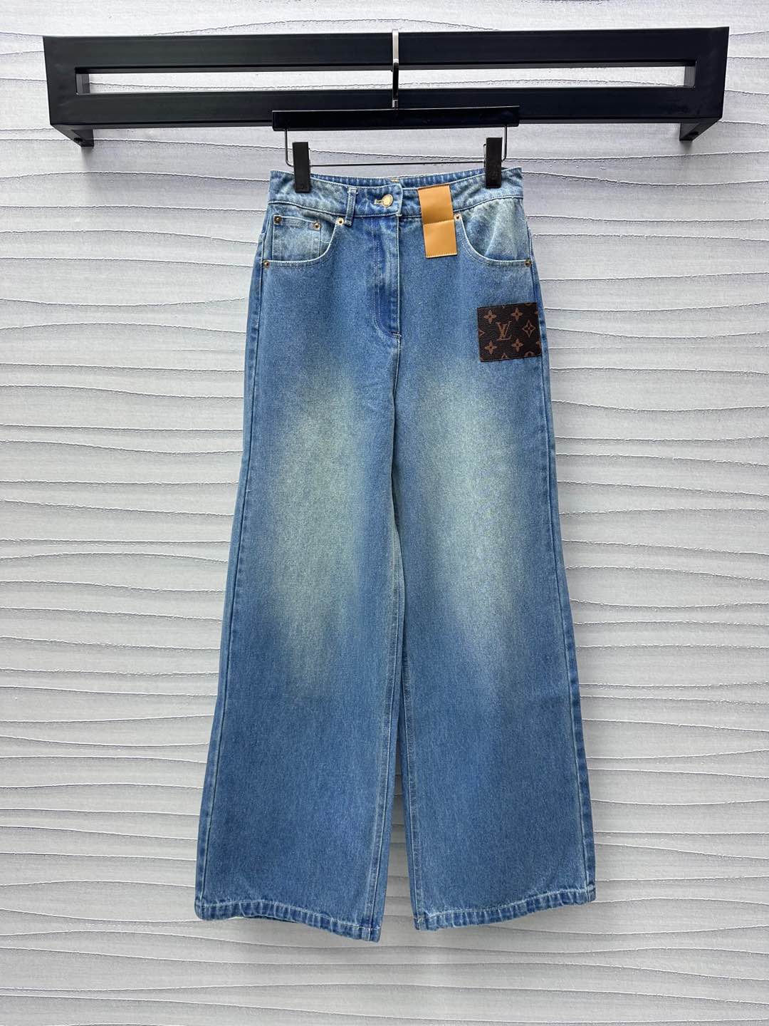 NO:317868,Louis Vuitto*2025 new product launches leather brand denim trousers customized YB imported twill cotton denim material breathable and soft skin-friendly. Multiple enzyme washing process. Restore natural color rubbing. High waist buckle and pocket pocket design. Add layered look. The tailor fits the human body curve and makes it look crisp and stylish. Modify the hips and hips. The pockets are decorated with presbyop leather cards to echo the waist. The brand tone highlights the brand style. The development of surface accessories. High waist straight trousers. The cut out the leg shape highlights the proportion. Easy to wear and show the charm of long legs. Daily commuting. Fashionable and fashionable. High version,,louis vuitton,alexander wang19860909Louis Vuitto*2025新品上架皮牌牛仔长裤定制YB进口斜纹全棉牛仔材质 透气柔软亲肤 多重酵素水洗工艺处理 还原自然擦色感 高腰系扣插兜口袋设计 增添造型层次感 剪裁贴合人体曲线更显挺括有型 修饰臀胯 口袋处饰以老花皮牌点缀呼应腰间 彰显品牌调性 突出洋气风格 面辅料开发 高腰直筒长裤版型剪裁 勾勒腿型突显比例 轻松穿出长腿魅力 日常通勤随意驾驭 时髦洋气  高版本,,louis vuitton,alexander wang,Women's clothing