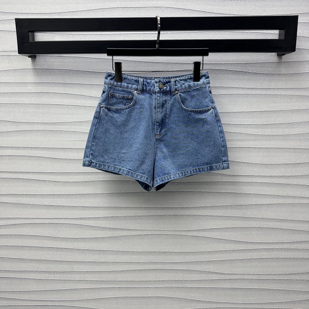 NO:317890,Louis Vuitto*2025 new product launches logo denim shorts customized YB imported twill cotton denim material Multi-enzyme wash soft and comfortable, crisp and stylish High-waist buckle insertion style design Adds layering of the shape, more retro and fashionable, rear hip single-side pocket decorative embroidery logo embellishment, highlights the brand tone, surface auxiliary material development High-waist A-line shorts cut can be matched with the same series jacket, the upper body is brilliant and fashionable, series development High-version 7,,louis vuitton, shorts, jackets & coats,alexander wang19860909Louis Vuitto*2025新品上架徽标牛仔短裤定制YB进口斜纹棉牛仔材质 多重酵素水洗柔软舒适 挺括有型 高腰系扣插兜版型设计 增添造型层次感 更显复古时尚 后臀单侧口袋装饰刺绣徽标点缀之上 彰显品牌调性 面辅料开发 高腰A字短裤剪裁 可搭配同系列外套 上身出彩时髦 系列开发 高版本 7,,louis vuitton,shorts,jackets & coats,alexander wang,Women's clothing