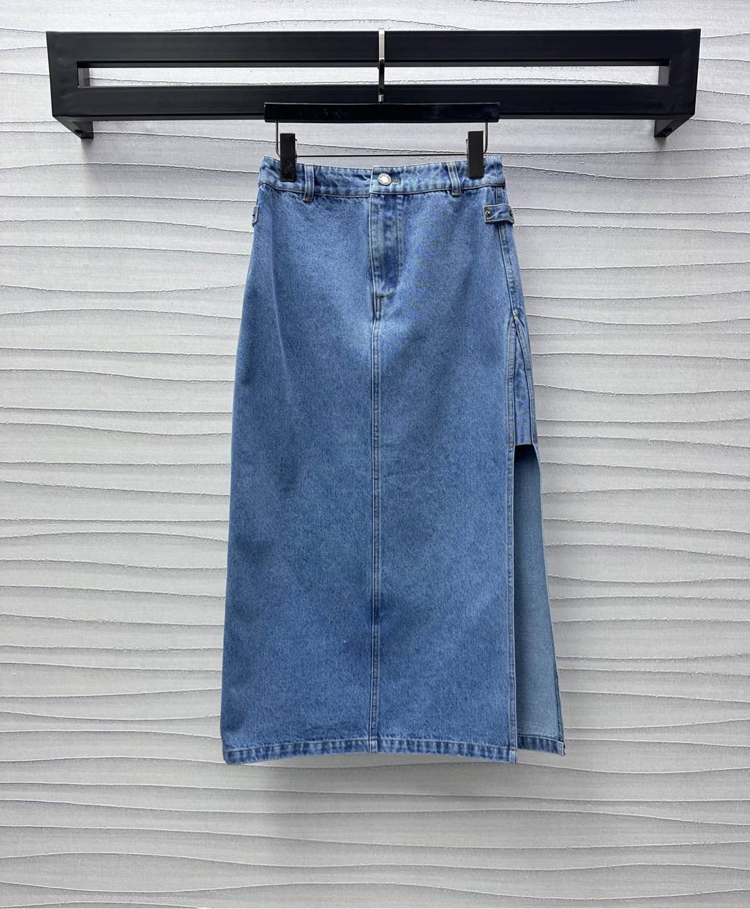 NO:317886,Louis Vuitto*2025 new product launches logo denim slit skirt custom YB imported twill cotton denim material Multi-enzyme wash soft and comfortable, crisp and stylish High-waist buckle insertion style design With high slit treatment on the side to add layering of the styling, more retro and fashionable. The rear hip has a single side pocket decoration embroidery logo embellishment to highlight the brand tone. The surface and auxiliary materials development High-waist slit long skirt tailoring can be matched with the same series jacket. The upper body is brilliant and fashionable. Series development High-version 7,,louis vuitton, skirts, jackets & coats,alexander wang19860909Louis Vuitto*2025新品上架徽标牛仔开衩半裙定制YB进口斜纹棉牛仔材质 多重酵素水洗柔软舒适 挺括有型 高腰系扣插兜版型设计 配合侧面高开衩处理 增添造型层次感 更显复古时尚 后臀单侧口袋装饰刺绣徽标点缀之上 彰显品牌调性 面辅料开发 高腰开衩长半裙剪裁 可搭配同系列外套 上身出彩时髦 系列开发 高版本 7,,louis vuitton,skirts,jackets & coats,alexander wang,Women's clothing