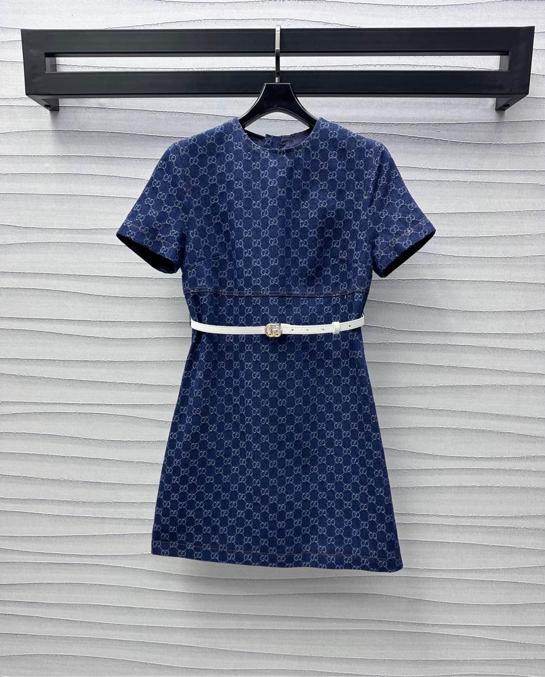 NO:317856,Gucc*2025 new product is on the shelves of Jacquard Denim Dress Customized YB imported jacquard cotton denim material, crisp, high-end and stylish, multi-enzyme washing, presenting retro denim blue, large body full of double G jacquard letter logo, highlighting the brand tone, high waist line visual slimness, matching with the adjustment design of the waist leather belt, adding layered look, surface auxiliary materials development, round neck short-sleeved dress style tailoring, creating a brand-exclusive sweet and cool style, convenient back zipper on and off, commuting and date wear adaptation, series development, high version,,gucci,skirts,T-shirt,alexander wang19860909Gucc*2025新品上架提花牛仔连衣裙定制YB进口提花全棉牛仔材质 挺括高级有型 多重酵素水洗 呈现复古牛仔蓝 大身满印双G提花字母徽标 彰显品牌调性 高腰走线视觉显瘦 配合腰间皮革细腰带调节设计 增添造型层次感 面辅料开发 圆领短袖连衣裙版型剪裁 打造品牌专属甜酷风 后背拉链穿脱便利 通勤约会穿搭适配 系列开发 高版本,,gucci,skirts,T-shirt,alexander wang,Women's clothing