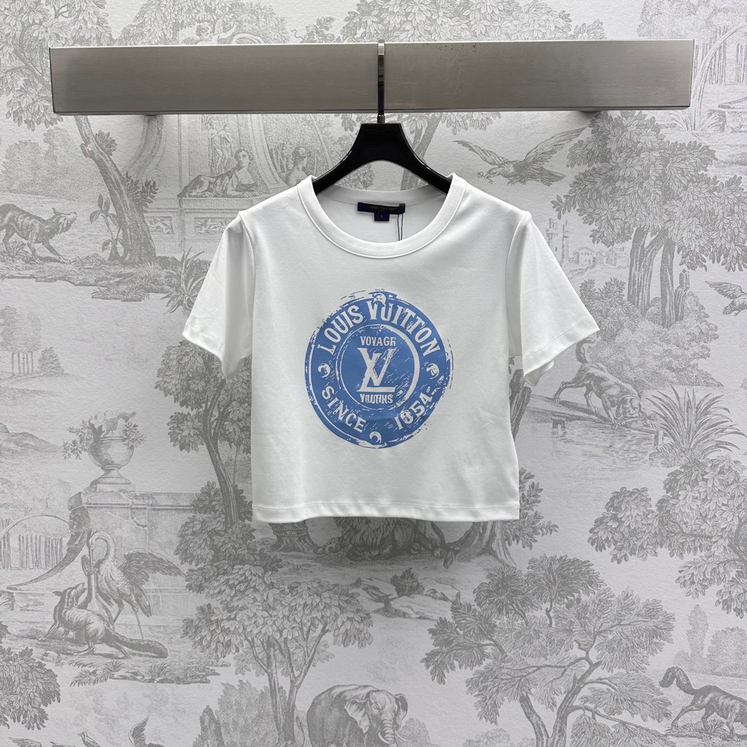 NO:317862,Louis Vuitto*2025 new product is available for printing logo short custom YB imported cotton material breathable and comfortable. The chest is decorated with round seal prints and letters and logo embellished with brand tone. Short style is slim and inclusive, and adds a sense of styling. The surface auxiliary material development. Round neck short T-shirt tailoring creates a personal style. The inner wear is brilliant and fashionable. High version 2 colors,,louis vuitton,tees, t-shirt,alexander wang19860909Louis Vuitto*2025新品上架印花徽标短款定制YB进口全棉材质 透气舒适 胸前饰以圆形印章印花图案字母徽标点缀 彰显品牌调性 短款版型显瘦包容 增添造型层次感 面辅料开发 圆领短款T恤剪裁 打造个性风格 单穿内搭都出彩时髦 高版本2色,,louis vuitton,tees，t-shirt,alexander wang,Women's clothing
