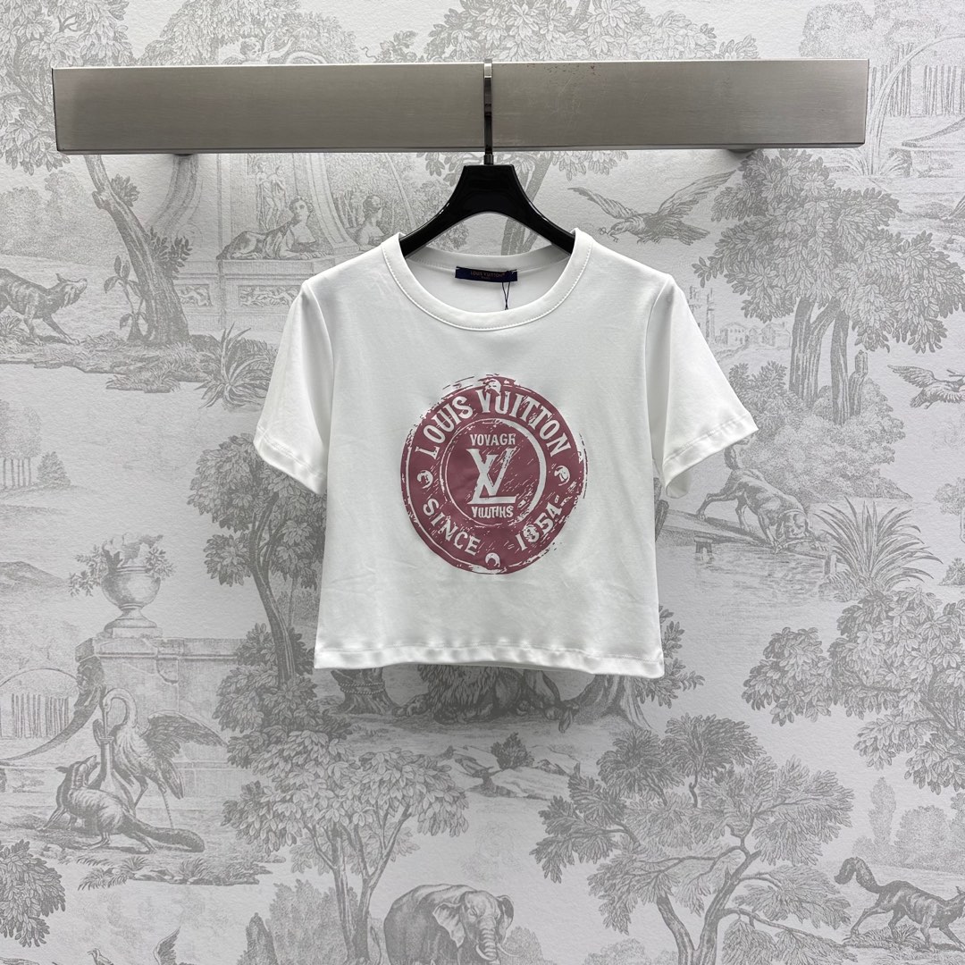 NO:317865,Louis Vuitto*2025 new product is available for printing logo short custom YB imported cotton material breathable and comfortable. The chest is decorated with round seal prints and letters and logo embellished with brand tone. Short style is slim and inclusive, and adds a sense of styling. The surface auxiliary material development. Round neck short T-shirt tailoring creates a personal style. The inner wear is brilliant and fashionable. High version 2 colors,,louis vuitton,tees, t-shirt,alexander wang19860909Louis Vuitto*2025新品上架印花徽标短款定制YB进口全棉材质 透气舒适 胸前饰以圆形印章印花图案字母徽标点缀 彰显品牌调性 短款版型显瘦包容 增添造型层次感 面辅料开发 圆领短款T恤剪裁 打造个性风格 单穿内搭都出彩时髦 高版本2色,,louis vuitton,tees，t-shirt,alexander wang,Women's clothing