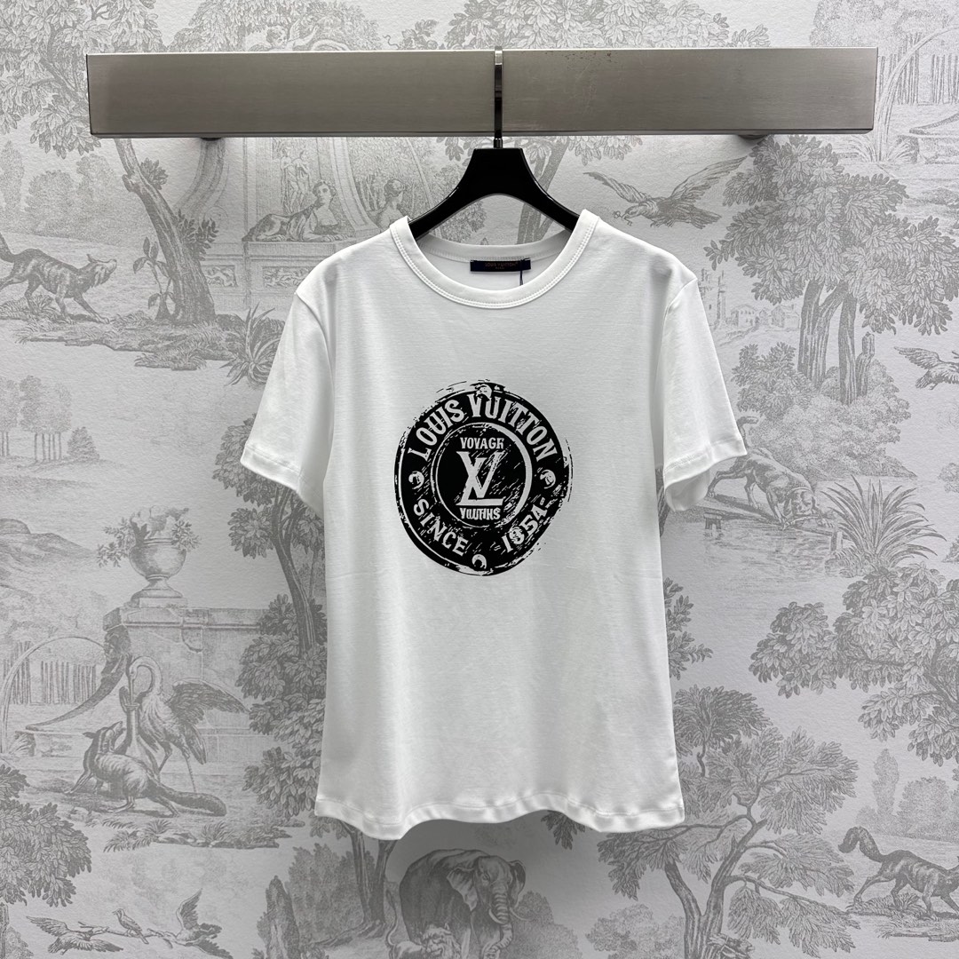 NO:317859,Louis Vuitto*2025 new product is available for printing logo, short-sleeved custom YB imported cotton material, breathable and comfortable, the chest is decorated with round seal prints and letters, logo embellished with brand tone, regular style makes it slim and inclusive, adds a sense of styling, surface auxiliary materials development, regular round neck short-sleeved T-shirt tailoring, creates a personal style, single wear inner wear is brilliant and fashionable, high version 2 colors,,louis vuitton, T-shirt,tees, t-shirt,alexander wang19860909Louis Vuitto*2025新品上架印花徽标短袖定制YB进口全棉材质 透气舒适 胸前饰以圆形印章印花图案字母徽标点缀 彰显品牌调性 常规版型显瘦包容 增添造型层次感 面辅料开发 常规圆领短袖T恤剪裁 打造个性风格 单穿内搭都出彩时髦  高版本2色,,louis vuitton,T-shirt,tees，t-shirt,alexander wang,Women's clothing